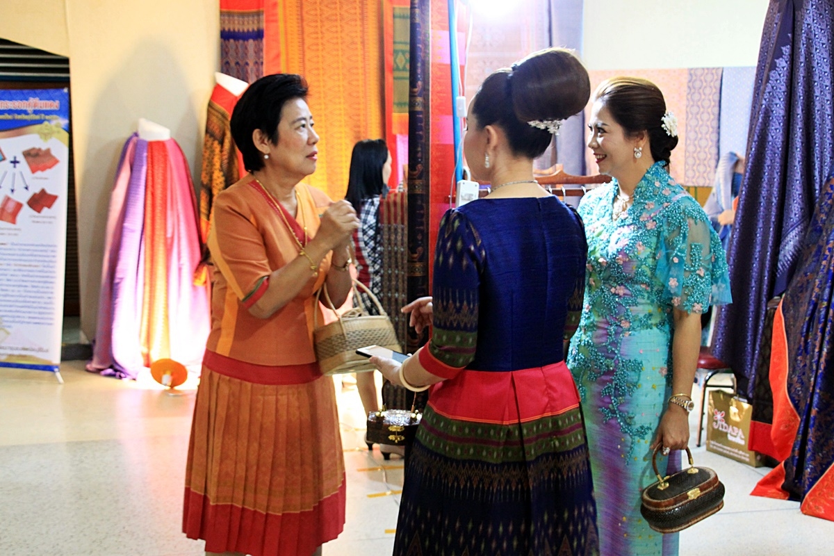 สืบสานอนุรักษ์ศิลป์ ผ้าถิ่นไทย ดำรงค์ไว้ในแผ่นดิน(สวมใส่ผ้าไทย ผ้าไหมบุรีรัมย์)