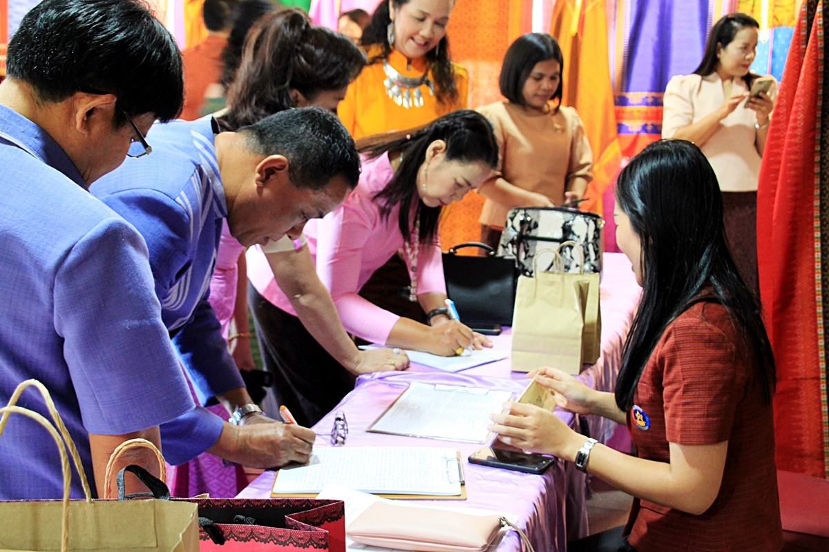 สืบสานอนุรักษ์ศิลป์ ผ้าถิ่นไทย ดำรงค์ไว้ในแผ่นดิน(สวมใส่ผ้าไทย ผ้าไหมบุรีรัมย์)