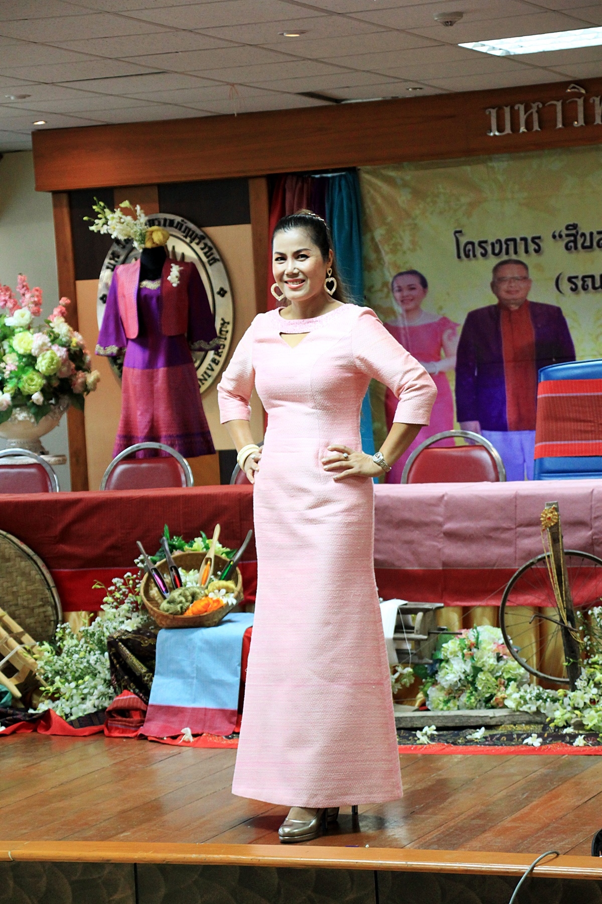 สืบสานอนุรักษ์ศิลป์ ผ้าถิ่นไทย ดำรงค์ไว้ในแผ่นดิน(สวมใส่ผ้าไทย ผ้าไหมบุรีรัมย์)