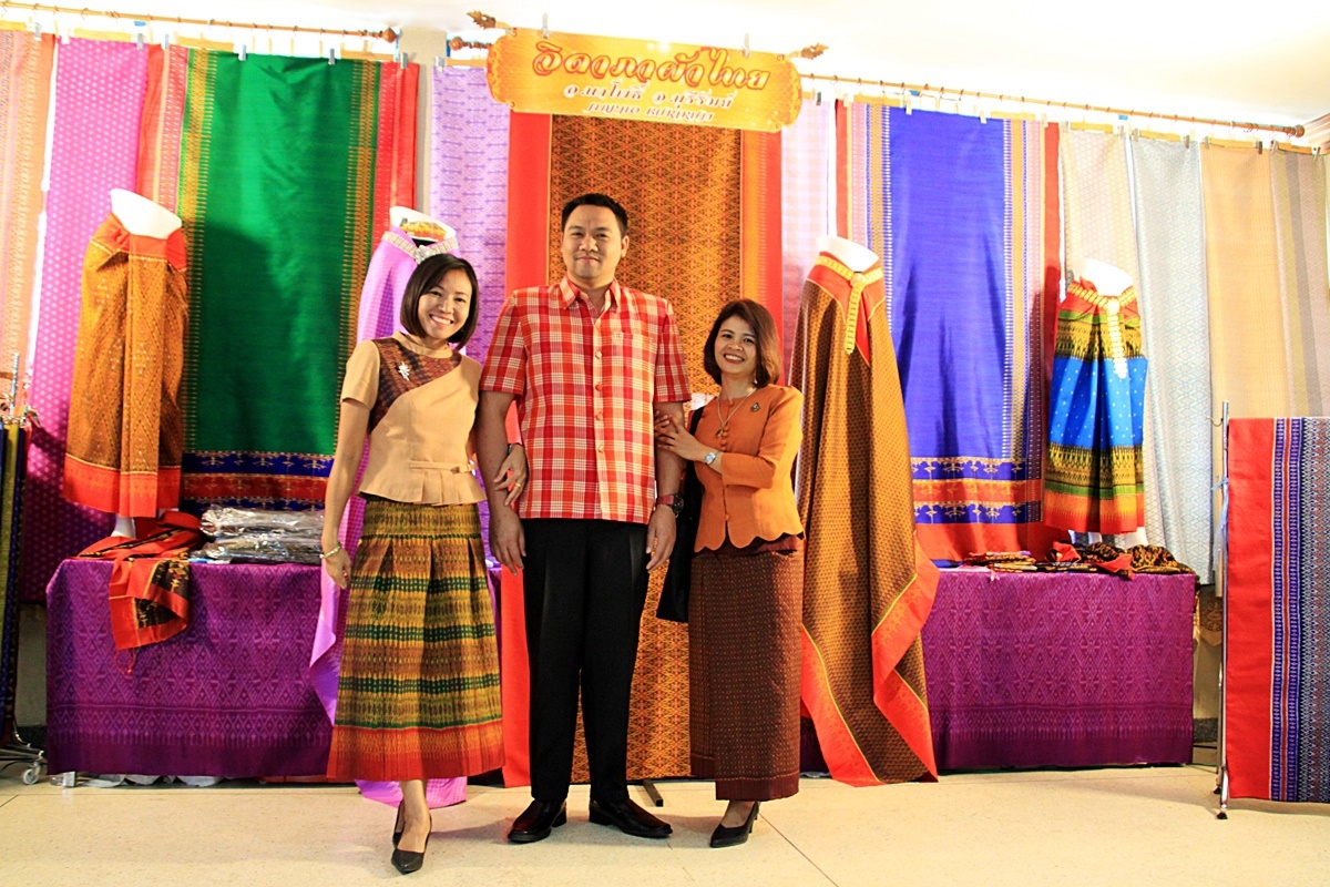 สืบสานอนุรักษ์ศิลป์ ผ้าถิ่นไทย ดำรงค์ไว้ในแผ่นดิน(สวมใส่ผ้าไทย ผ้าไหมบุรีรัมย์)