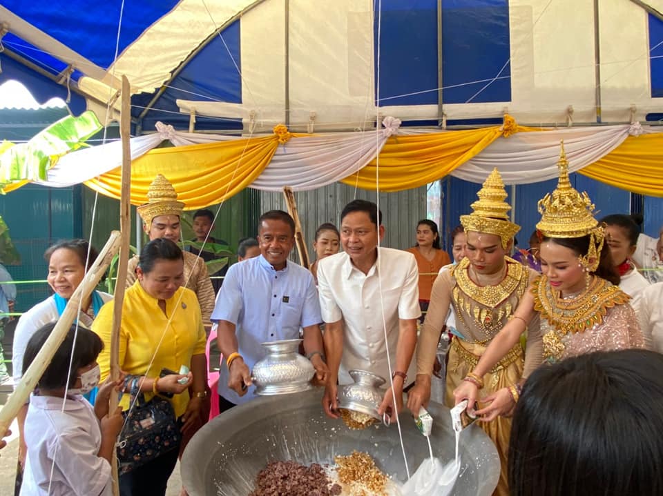 พช.บุรีรัมย์ ร่วมพิธีบวงสรวงกวนข้าวทิพย์