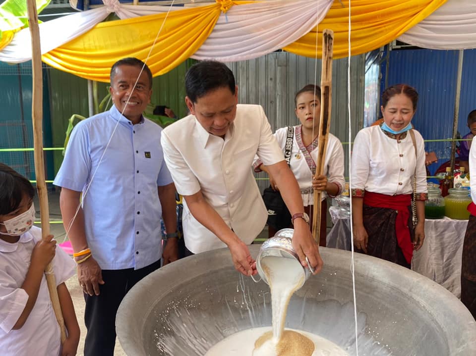 พช.บุรีรัมย์ ร่วมพิธีบวงสรวงกวนข้าวทิพย์