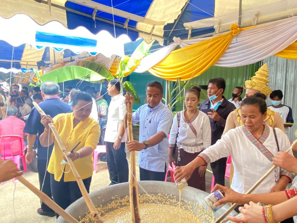 พช.บุรีรัมย์ ร่วมพิธีบวงสรวงกวนข้าวทิพย์