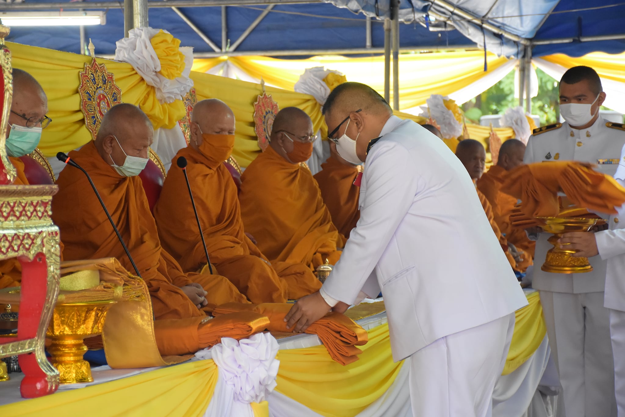 พช.บุรีรัมย์ ร่วมพิธีพิธีบำเพ็ญกุศล ทำบุญตักบาตร  น้อมรำลึก เนื่องในวันคล้ายวันสวรรคตพระบาทสมเด็จพระบรมชนกาธิเบศร มหาภูมิพลอดุลยเดชมหาราช บรมนาถบพิตร