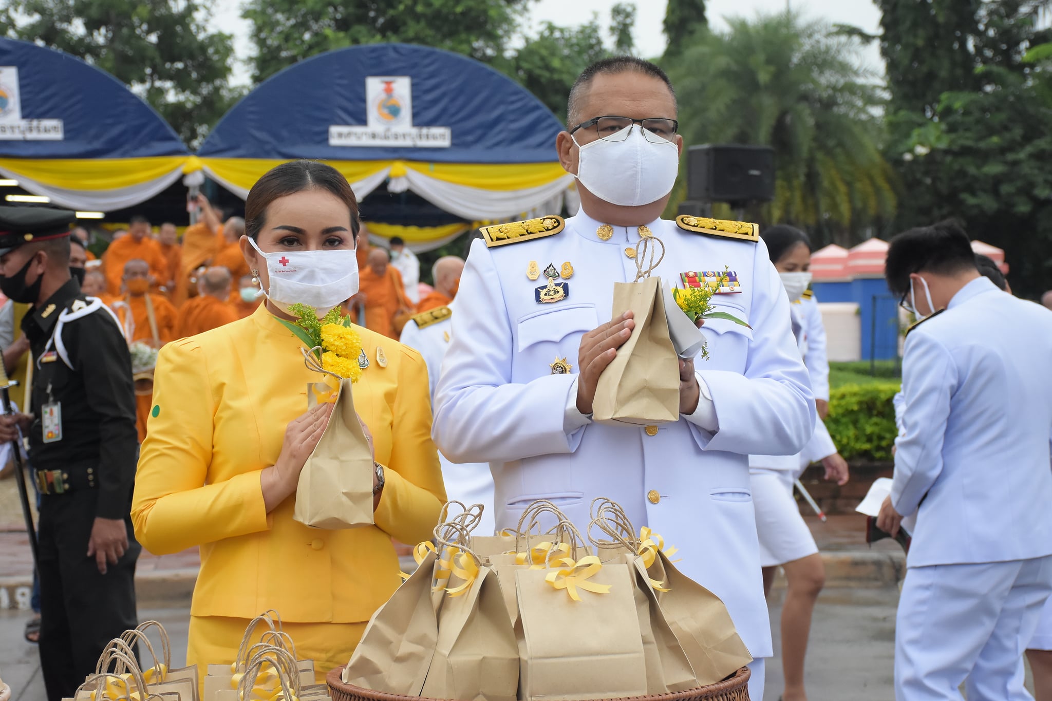 พช.บุรีรัมย์ ร่วมพิธีพิธีบำเพ็ญกุศล ทำบุญตักบาตร  น้อมรำลึก เนื่องในวันคล้ายวันสวรรคตพระบาทสมเด็จพระบรมชนกาธิเบศร มหาภูมิพลอดุลยเดชมหาราช บรมนาถบพิตร