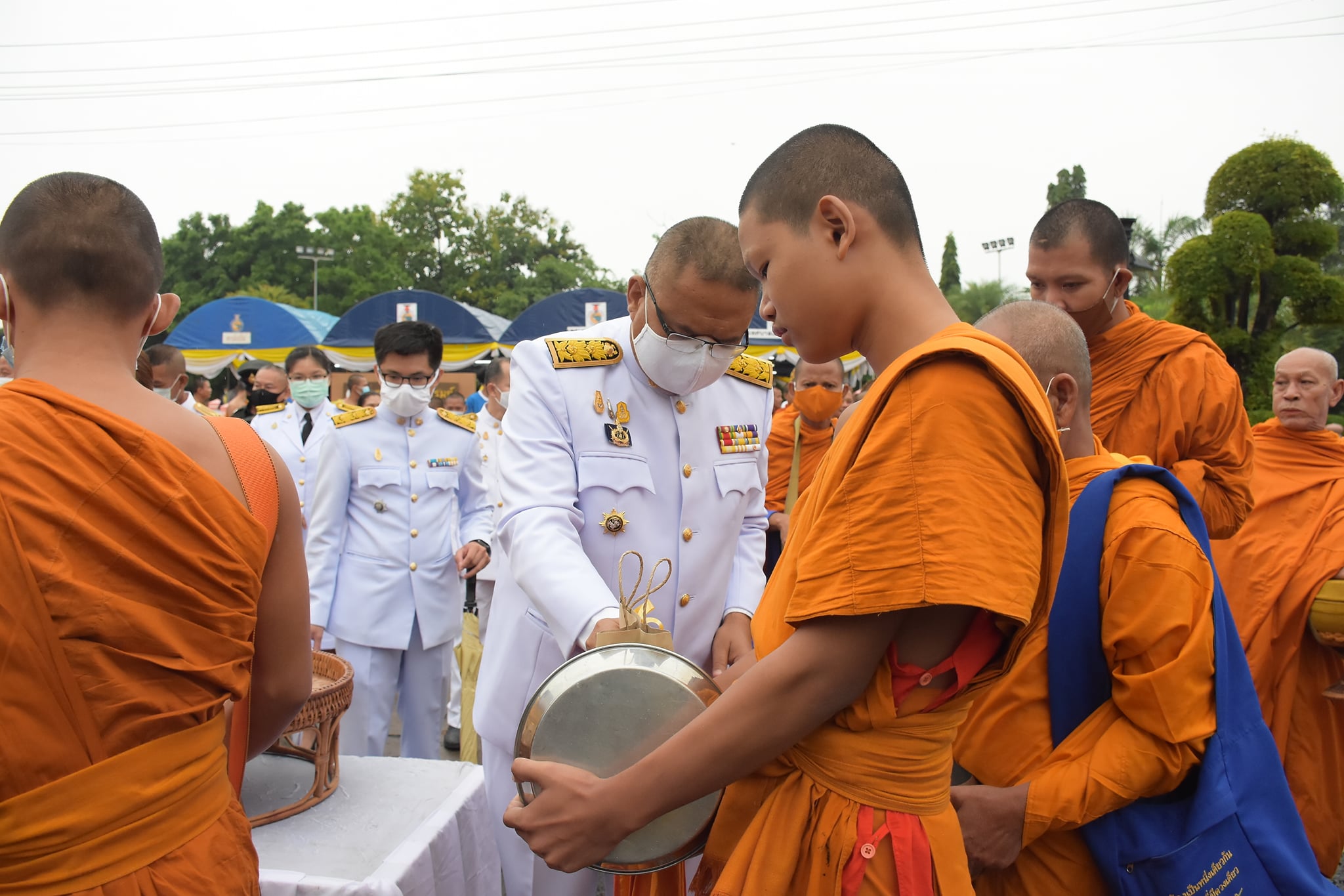 พช.บุรีรัมย์ ร่วมพิธีพิธีบำเพ็ญกุศล ทำบุญตักบาตร  น้อมรำลึก เนื่องในวันคล้ายวันสวรรคตพระบาทสมเด็จพระบรมชนกาธิเบศร มหาภูมิพลอดุลยเดชมหาราช บรมนาถบพิตร