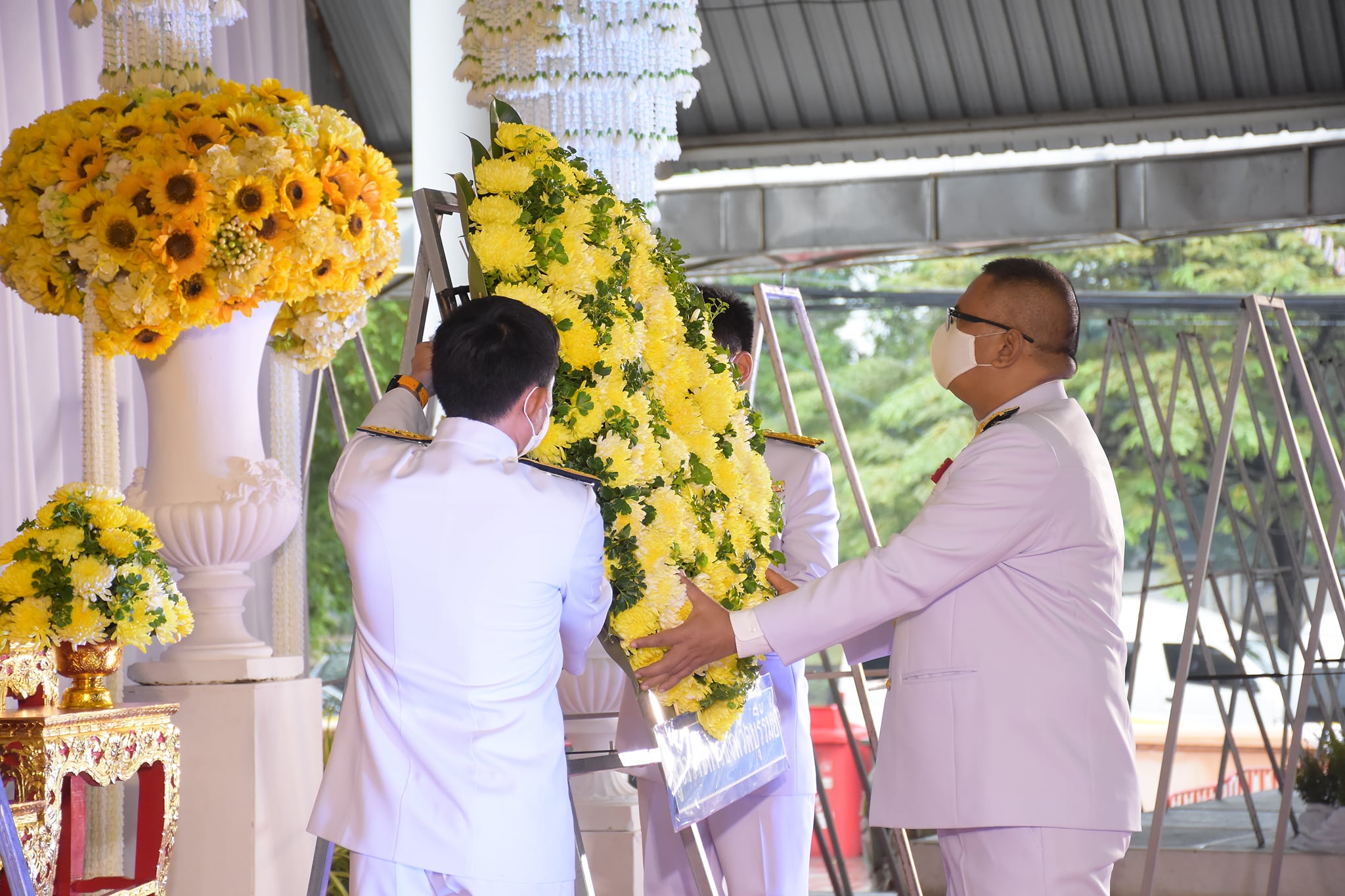 พช.บุรีรัมย์ ร่วมพิธีถวายบังคม และวางพวงมาลา น้อมรำลึก เนื่องในวันคล้ายวันสวรรคตพระบาทสมเด็จพระบรมชนกาธิเบศร มหาภูมิพลอดุลยเดชมหาราช บรมนาถบพิตร