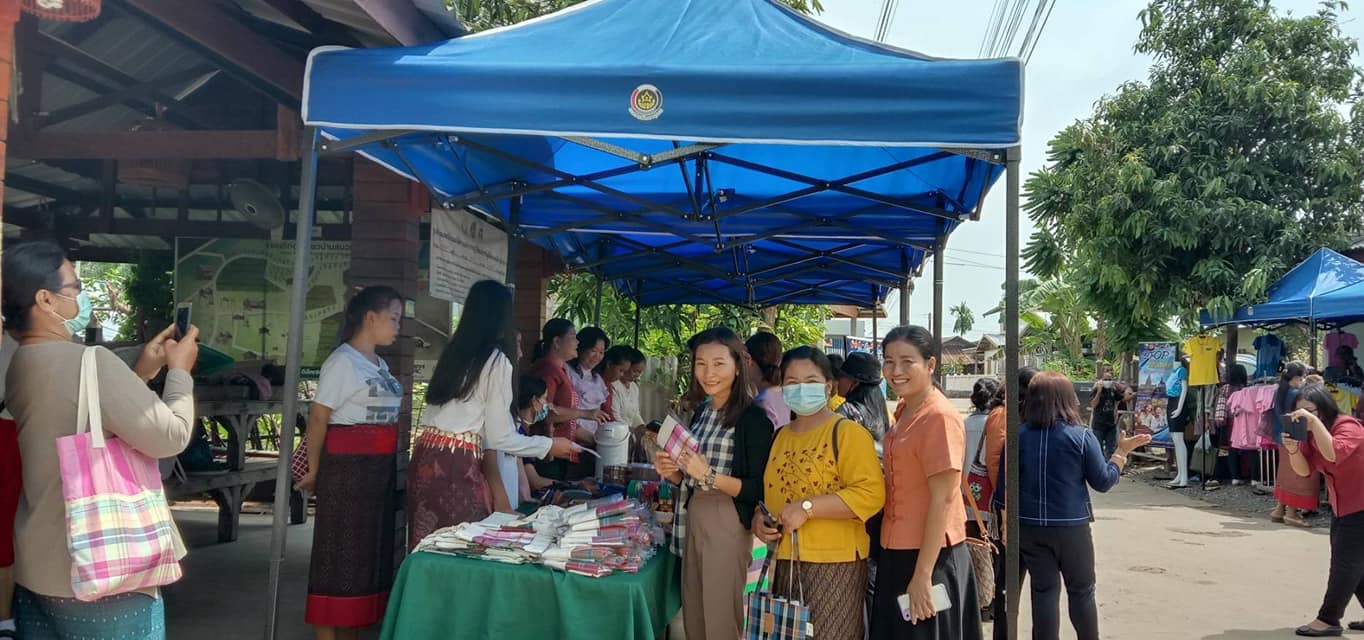 พช.บุรีรัมย์  จัดเวทีติดตามสนับสนุนการจัดแสดงและจำหน่ายสินค้าโอทอป และผลิตภัณฑ์ชุมชนจากกลุ่มอาชีพ