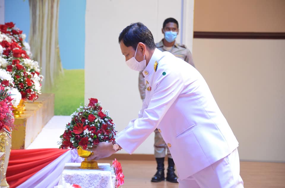 พช.บุรีรัมย์ ร่วมพิธีวางพานพุ่ม เนื่องในวันคล้ายวันพระราชสมภาพครบ 120 ปี สมเด็จพระศรีนครินทราบรมราชชนนี