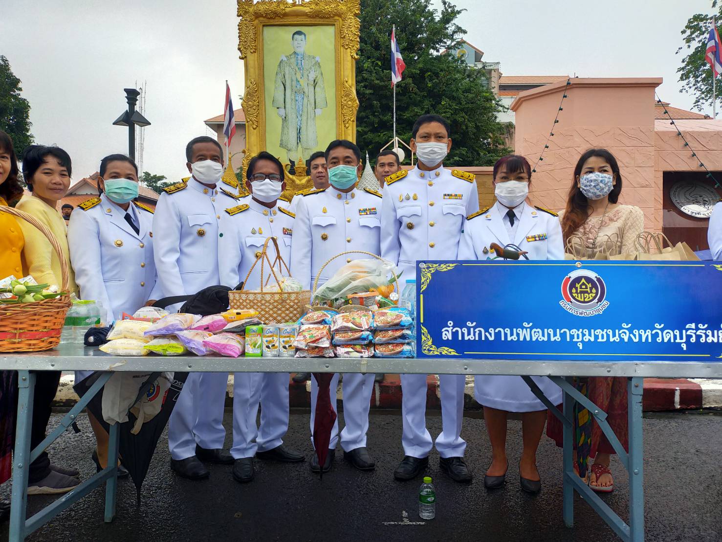พช.บุรีรัมย์ ร่วมพิธีพิธีบำเพ็ญกุศล ทำบุญตักบาตร  น้อมรำลึก เนื่องในวันคล้ายวันสวรรคตพระบาทสมเด็จพระบรมชนกาธิเบศร มหาภูมิพลอดุลยเดชมหาราช บรมนาถบพิตร