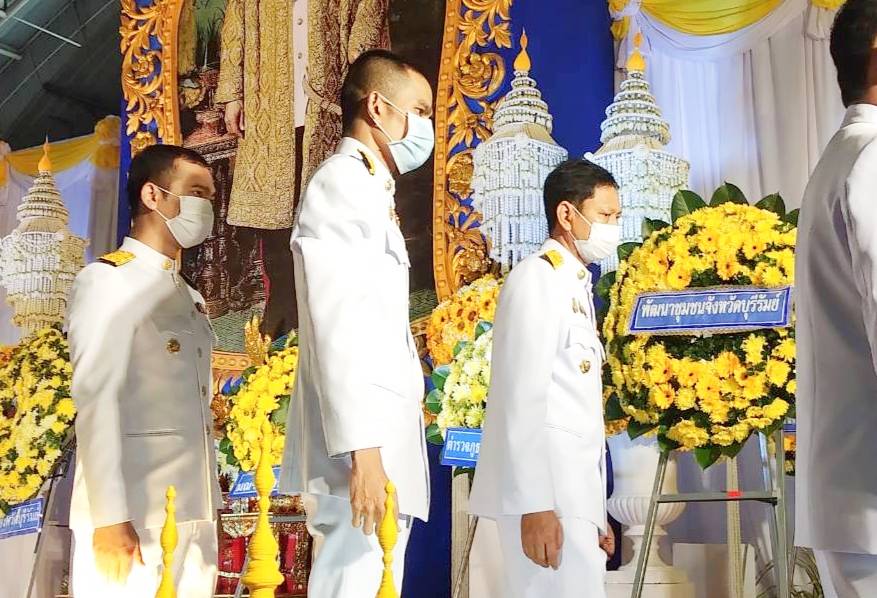พช.บุรีรัมย์ ร่วมพิธีถวายบังคม และวางพวงมาลา น้อมรำลึก เนื่องในวันคล้ายวันสวรรคตพระบาทสมเด็จพระบรมชนกาธิเบศร มหาภูมิพลอดุลยเดชมหาราช บรมนาถบพิตร