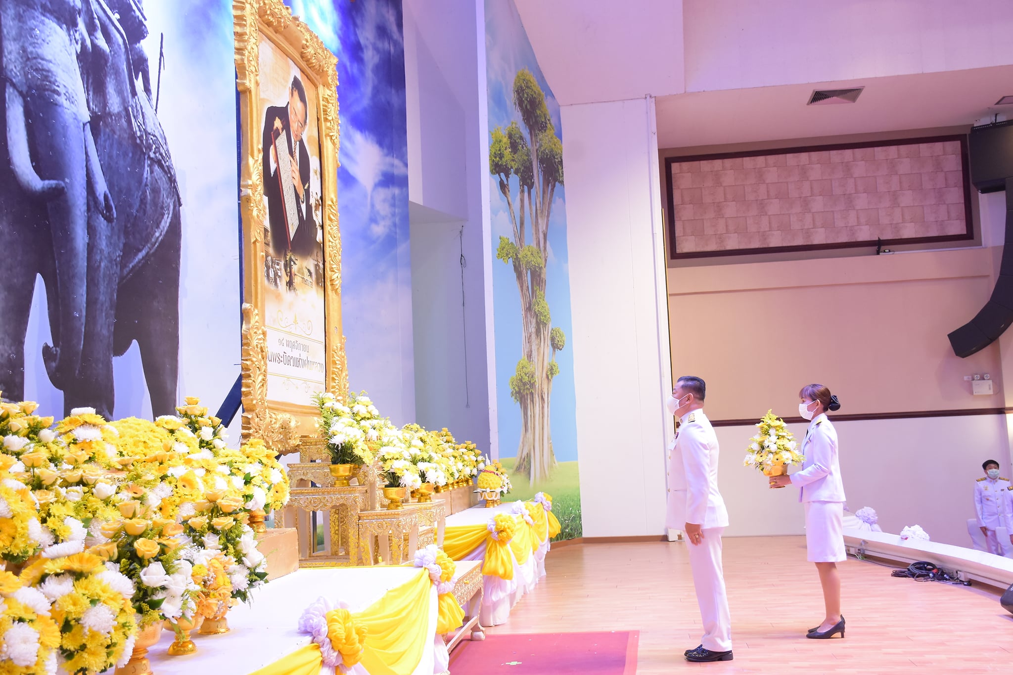 พช.บุรีรัมย์ พิธีถวายราชสักการะวางพานพุ่มดอกไม้สด แด่พระบาทสมเด็จพระบรมชนกาธิเบศร มหาภูมิพลอดุลยเดชมหาราช บรมนาถบพิตร เนื่องในวันพระบิดาแห่งฝนหลวง ประจำปี 2563