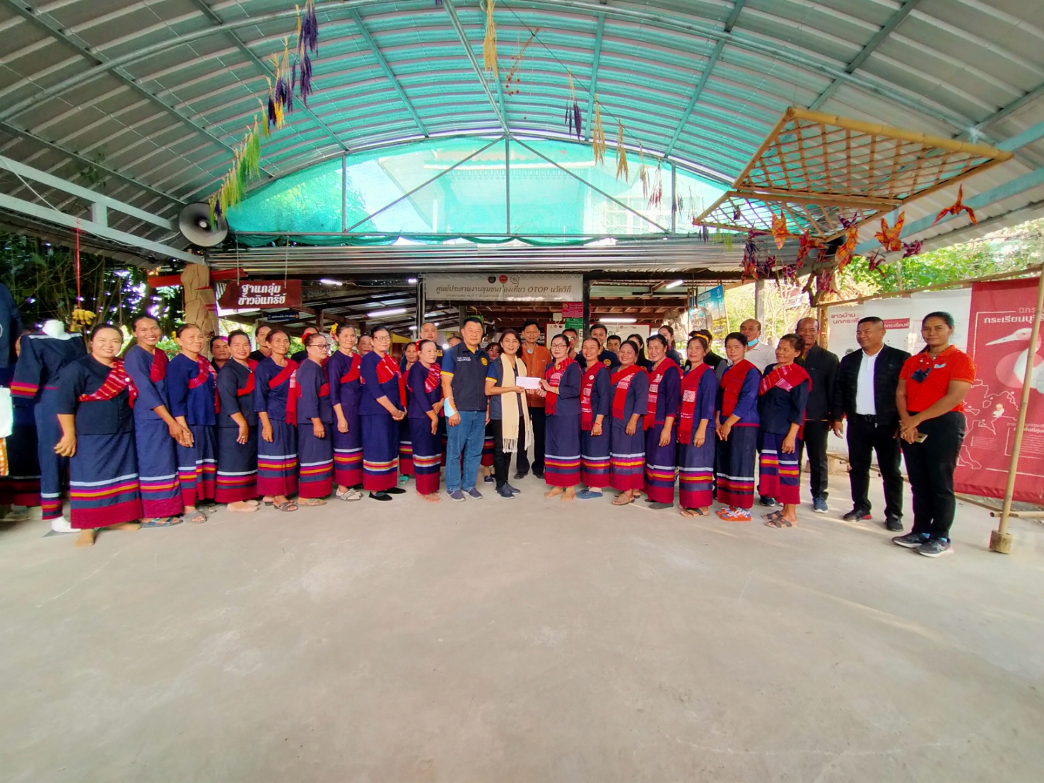 รองผู้ว่าจังหวัดบุรีรัมย์ ลงพื้นที่เยี่ยมชมชุมชนท่องเที่ยว OTOP นวัตวิถีบ้านสวายสอ หมู่บ้านนกกระเรียน