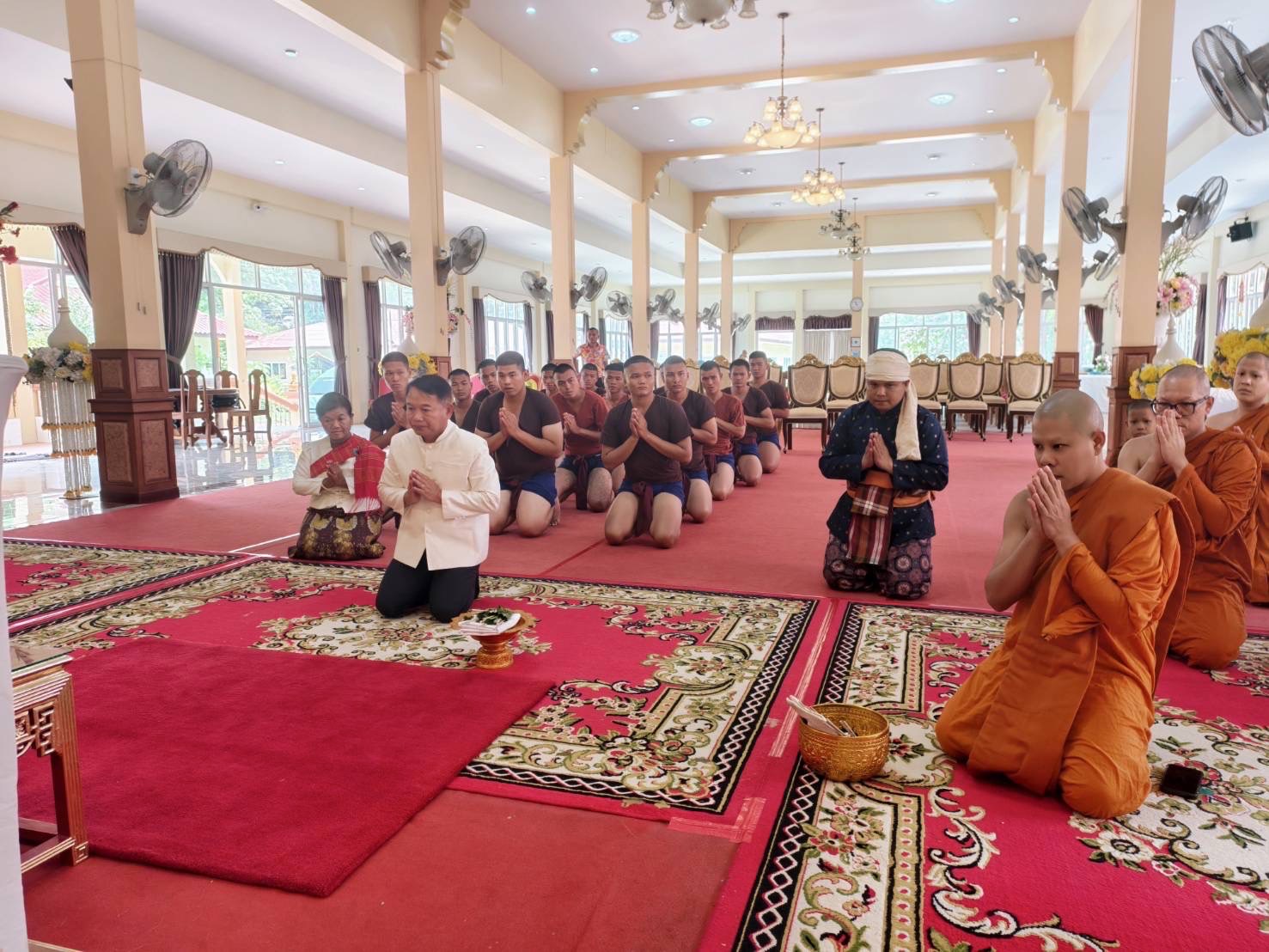🔆พจ.บุรีรัมย์ 🔆ร่วมเชิญพระพุทธสุวรรณรังษี ( พระเจ้าทองล้น )ประดิษฐานบนรถ เพื่อนำไปตั้งขบวน ออกให้ประชาชนสรงน้ำ