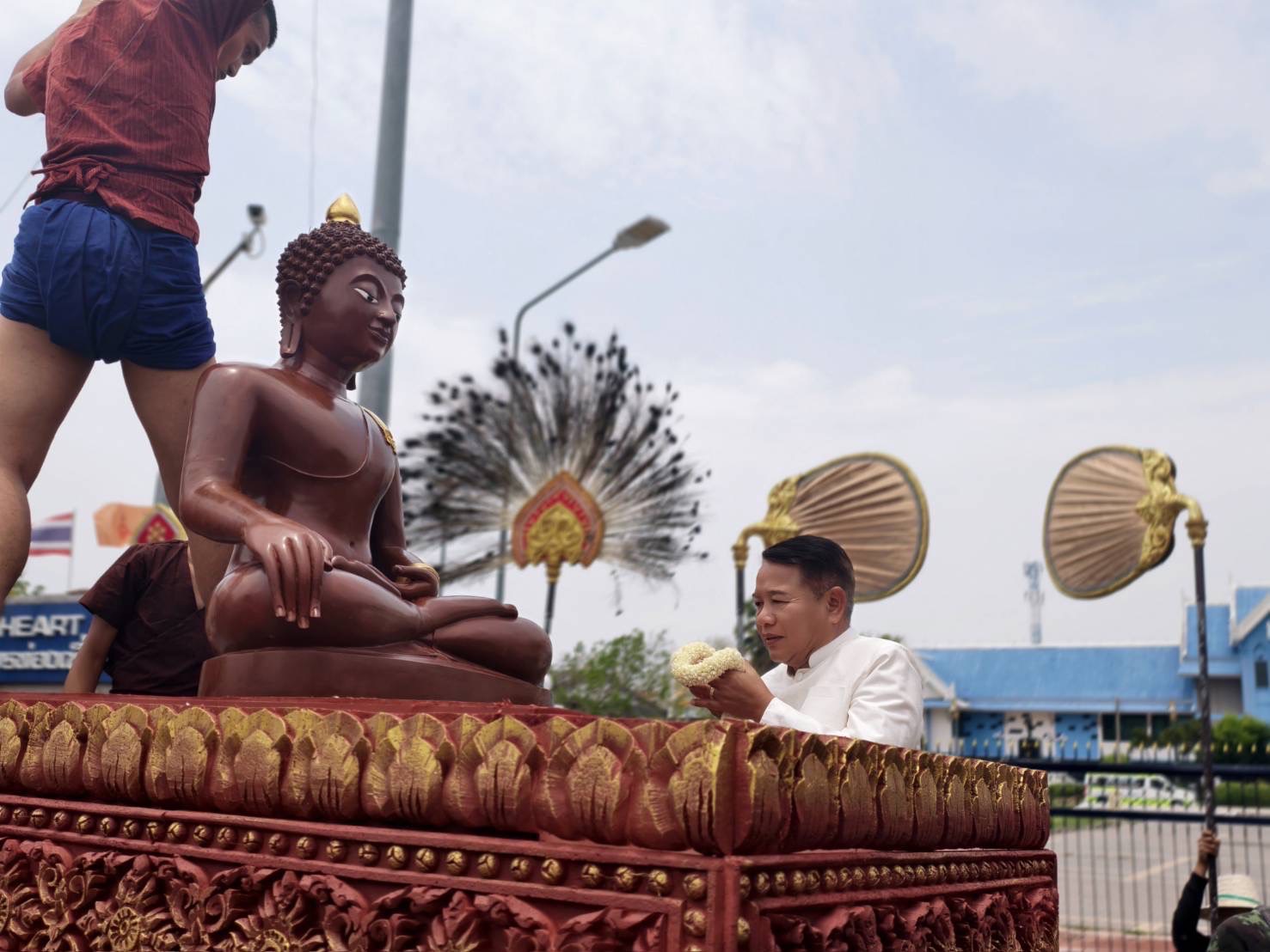 🔆พจ.บุรีรัมย์ 🔆ร่วมเชิญพระพุทธสุวรรณรังษี ( พระเจ้าทองล้น )ประดิษฐานบนรถ เพื่อนำไปตั้งขบวน ออกให้ประชาชนสรงน้ำ