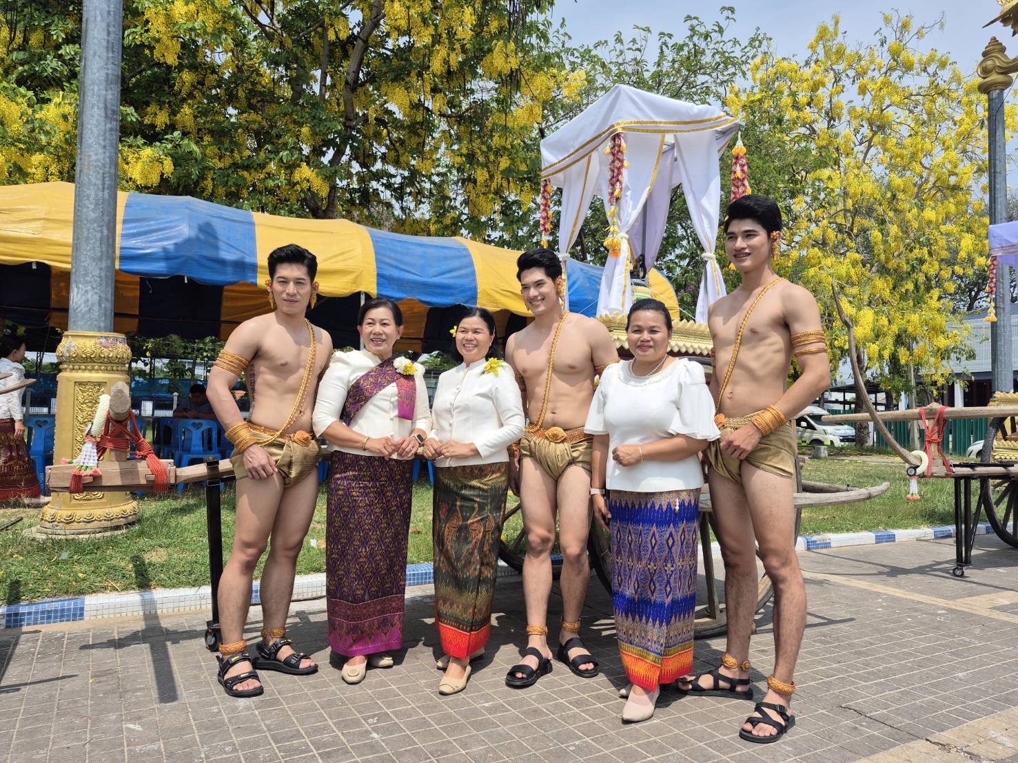 🔆พจ.บุรีรัมย์ 🔆ร่วมเชิญพระพุทธสุวรรณรังษี ( พระเจ้าทองล้น )ประดิษฐานบนรถ เพื่อนำไปตั้งขบวน ออกให้ประชาชนสรงน้ำ
