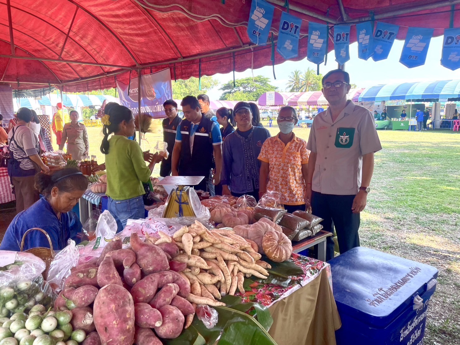 🔆พช.บุรีรัมย์🔆 ร่วมกิจกรรมหน่วยแพทย์อาสา สมเด็จพระศรีนครินทราบรมราชชนนี (พอ.สว.) และโครงการบำบัดทุกข์ บำรุงสุข วิถีใหม่ สร้างรอยยิ้มให้ประชาชน