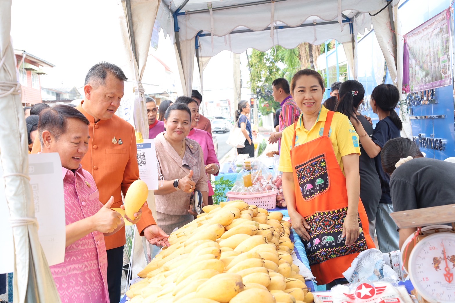 🔆พจ.บุรีรัมย์🔆 ร่วมตรวจเยี่ยมเกษตรกรและผู้ประกอบการในกิจกรรมจัดจุดจําหน่ายสินค้า “ตลาดนัดสามเกลอ”