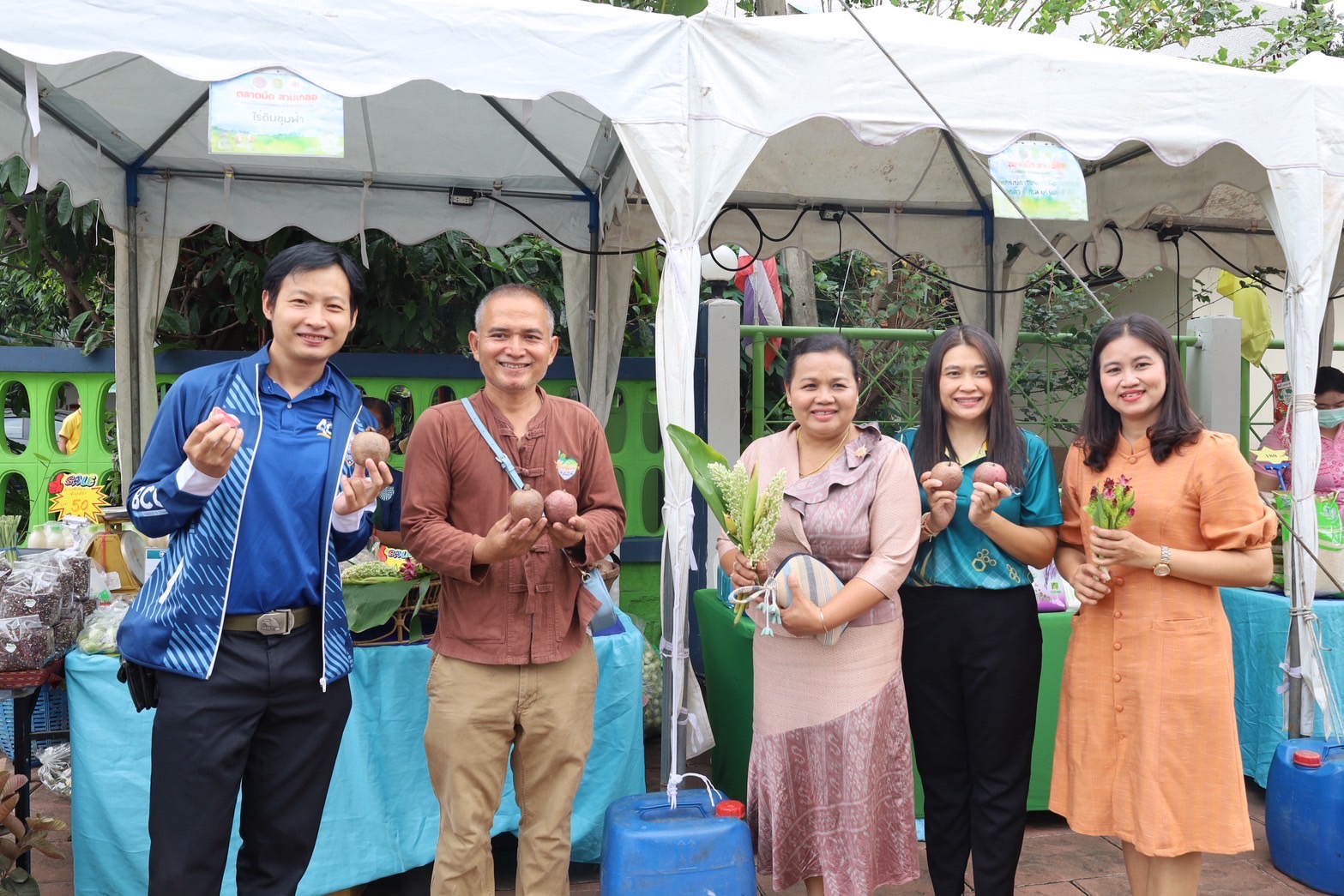 🔆พจ.บุรีรัมย์🔆 ร่วมตรวจเยี่ยมเกษตรกรและผู้ประกอบการในกิจกรรมจัดจุดจําหน่ายสินค้า “ตลาดนัดสามเกลอ”