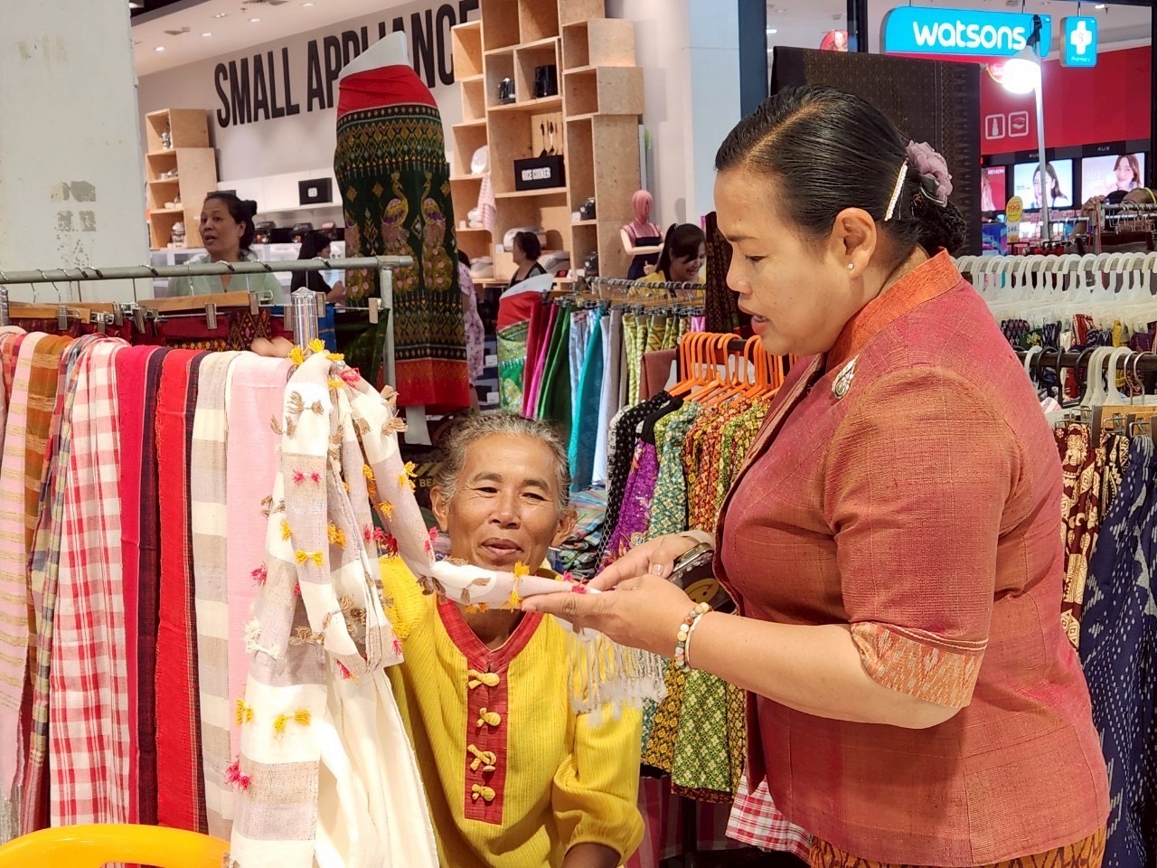 🔆พช.บุรีรัมย์🔆 จัดกิจกรรมทดสอบตลาดตามโครงการส่งเสริมกระบวนการเครือข่ายองค์ความรู้ (Knowledge – Based OTOP : KBO)