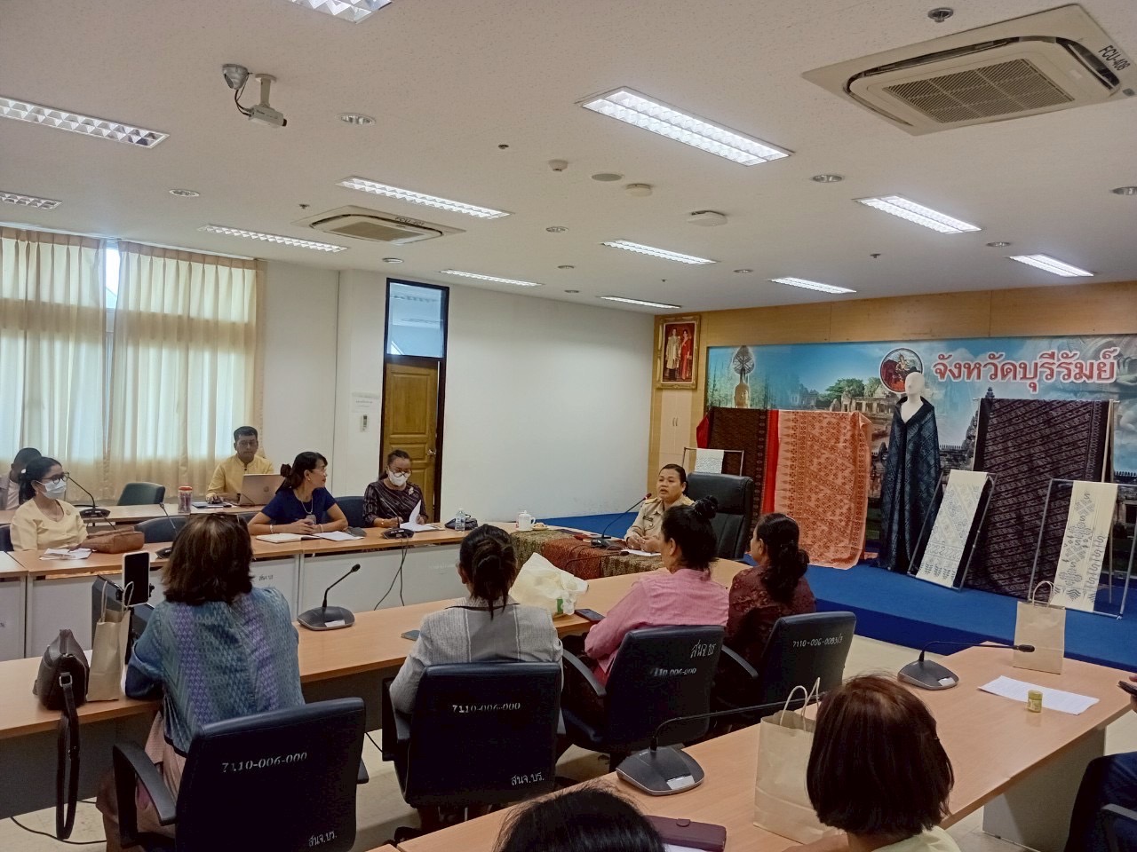 🔆พช.บุรีรัมย์🔆 ประชุมติดตามโครงการยกระดับการพัฒนาผลิตภัณฑ์ภูมิปัญญาผ้าไทยและงานหัตถกรรม กิจกรรมการประกวดผ้าลายพระราชทาน “ผ้าลายสิริราชพัสตราภรณ์” และงานหัตถกรรม
