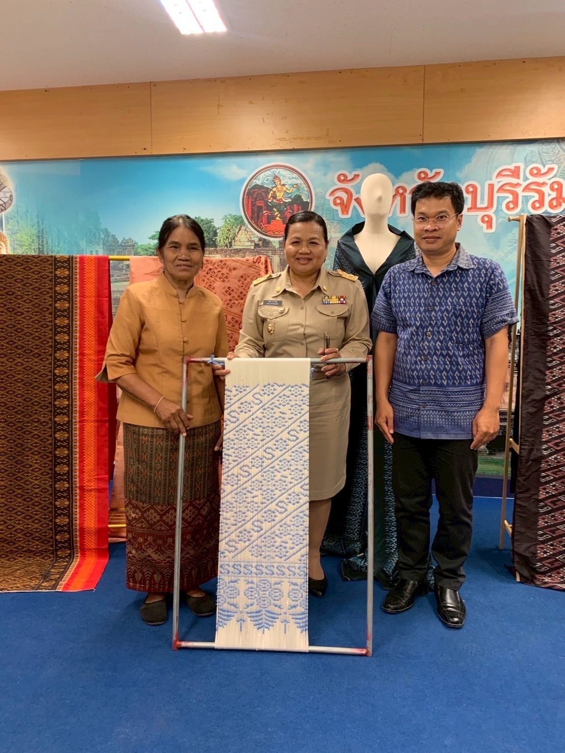 🔆พช.บุรีรัมย์🔆 ประชุมติดตามโครงการยกระดับการพัฒนาผลิตภัณฑ์ภูมิปัญญาผ้าไทยและงานหัตถกรรม กิจกรรมการประกวดผ้าลายพระราชทาน “ผ้าลายสิริราชพัสตราภรณ์” และงานหัตถกรรม