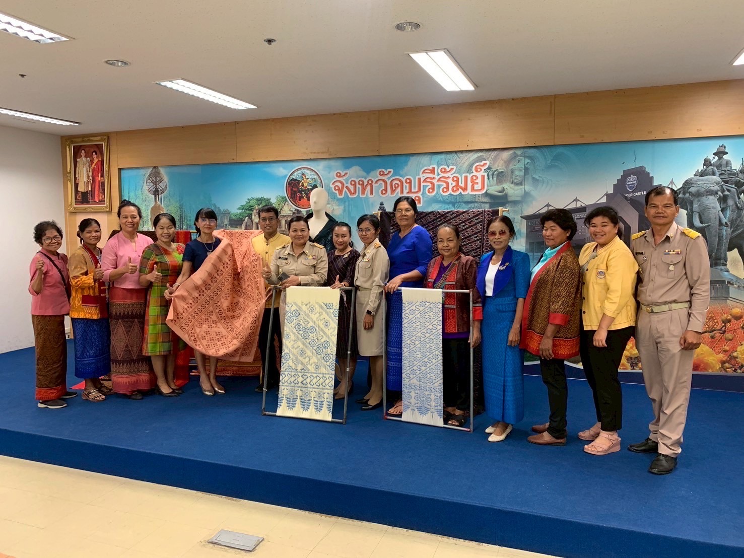 🔆พช.บุรีรัมย์🔆 ประชุมติดตามโครงการยกระดับการพัฒนาผลิตภัณฑ์ภูมิปัญญาผ้าไทยและงานหัตถกรรม กิจกรรมการประกวดผ้าลายพระราชทาน “ผ้าลายสิริราชพัสตราภรณ์” และงานหัตถกรรม