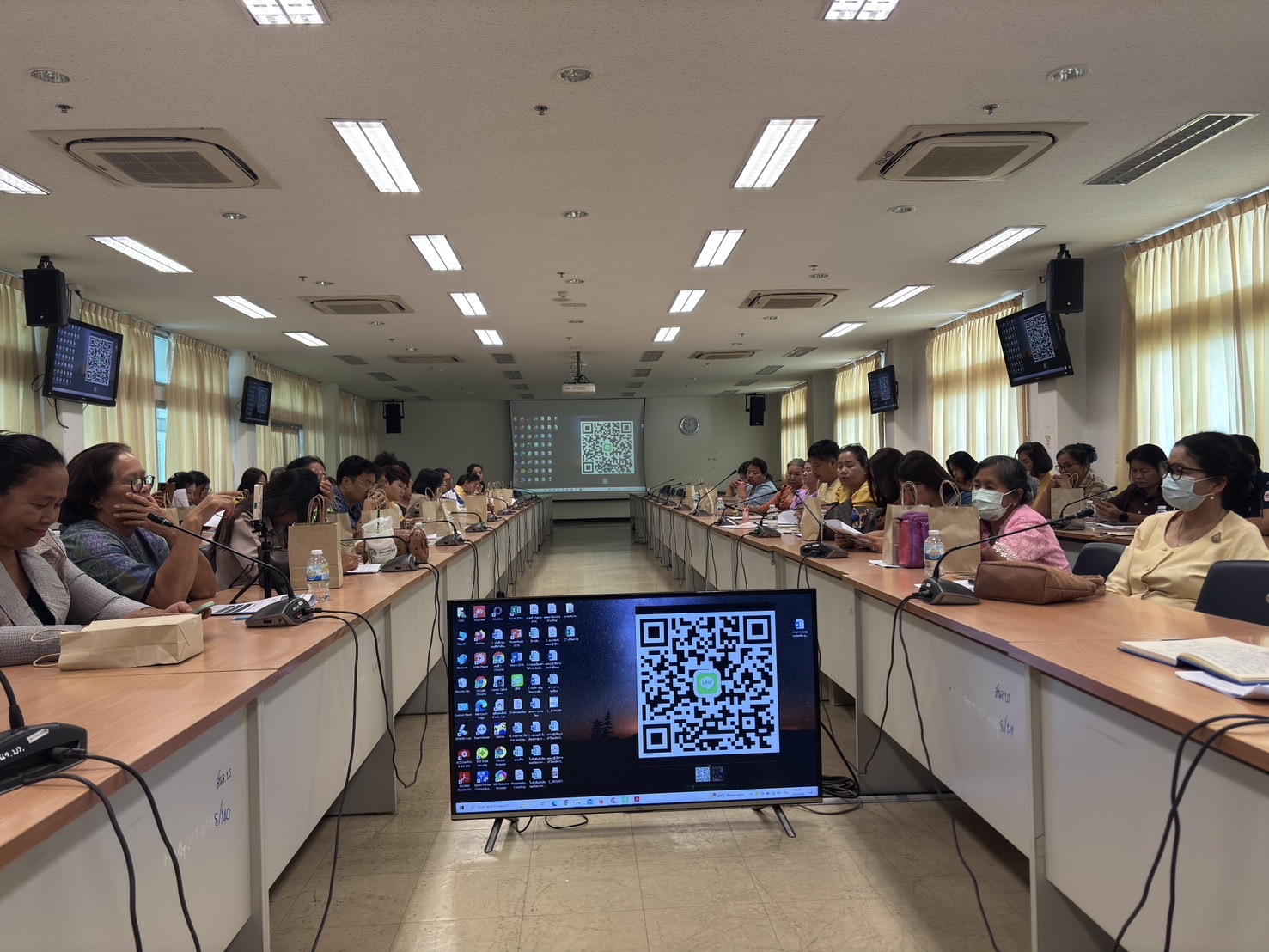 🔆พช.บุรีรัมย์🔆 ประชุมติดตามโครงการยกระดับการพัฒนาผลิตภัณฑ์ภูมิปัญญาผ้าไทยและงานหัตถกรรม กิจกรรมการประกวดผ้าลายพระราชทาน “ผ้าลายสิริราชพัสตราภรณ์” และงานหัตถกรรม