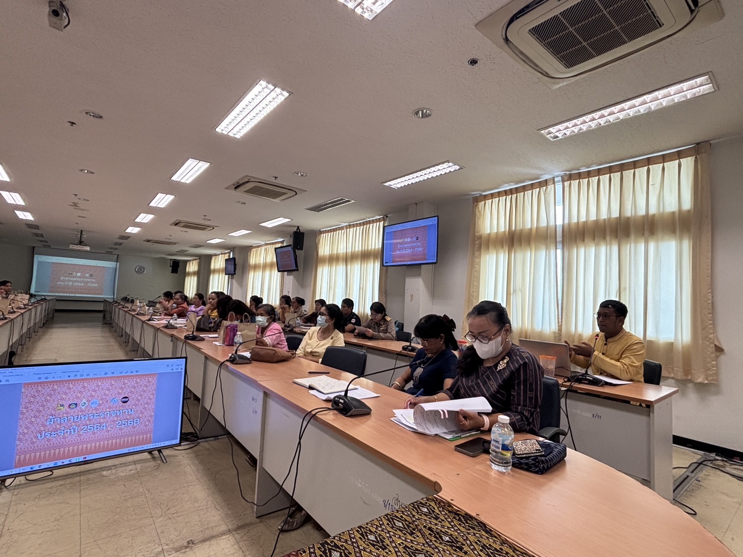 🔆พช.บุรีรัมย์🔆 ประชุมติดตามโครงการยกระดับการพัฒนาผลิตภัณฑ์ภูมิปัญญาผ้าไทยและงานหัตถกรรม กิจกรรมการประกวดผ้าลายพระราชทาน “ผ้าลายสิริราชพัสตราภรณ์” และงานหัตถกรรม