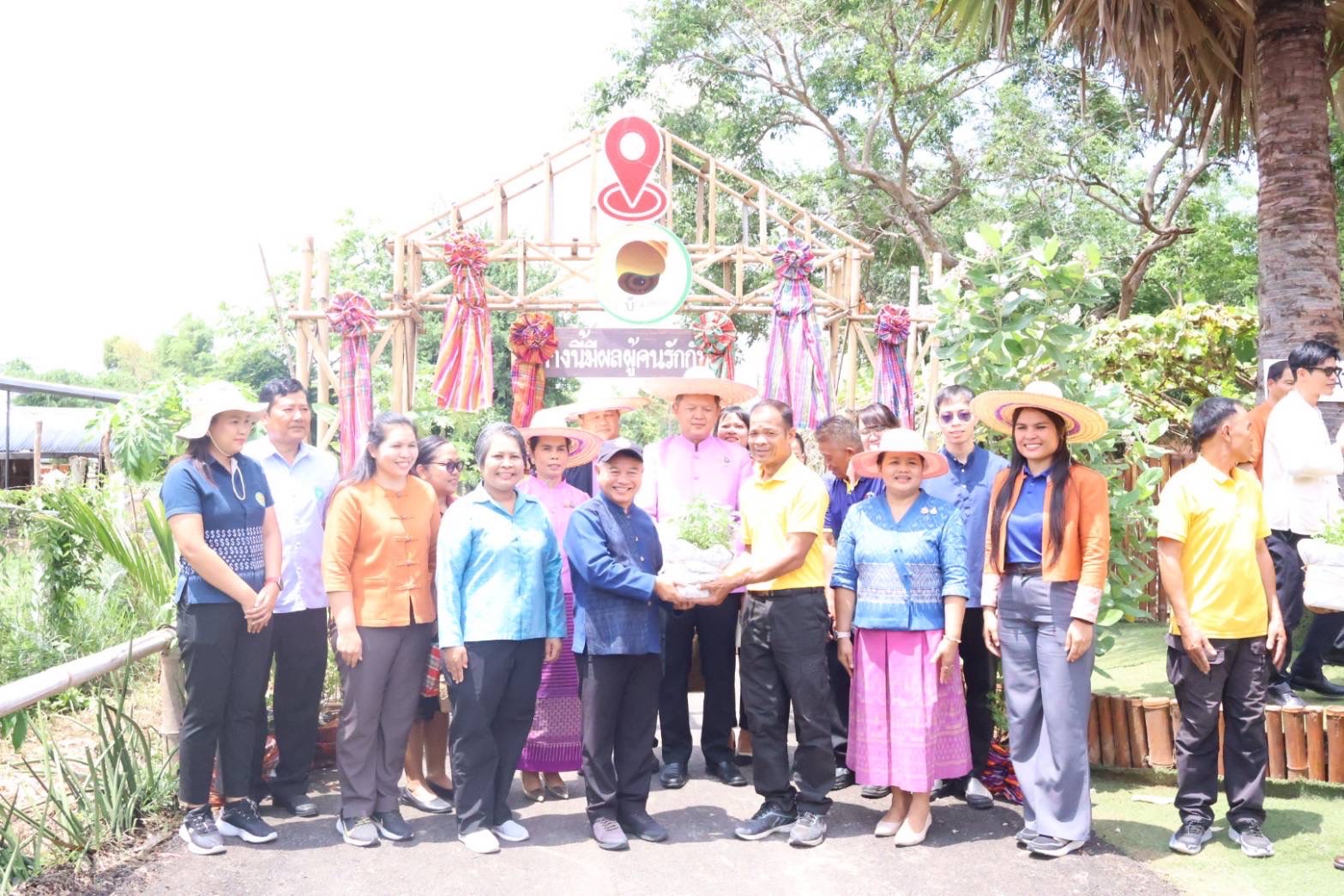 🔆พช.บุรีรัมย์🔆 ขับเคลื่อนกิจกรรมต่อยอดและขยายผลการน้อมนำแนวพระราชดำริฯ สู่ปฏิบัติการปลูกผักสวนครัวเพื่อสร้างความมั่นคงทางอาหาร ตามโครงการ “ เส้นทางมีผล ผู้คนรักกัน” สู่หมู่บ้านต้นแบบระดับจังหวัด