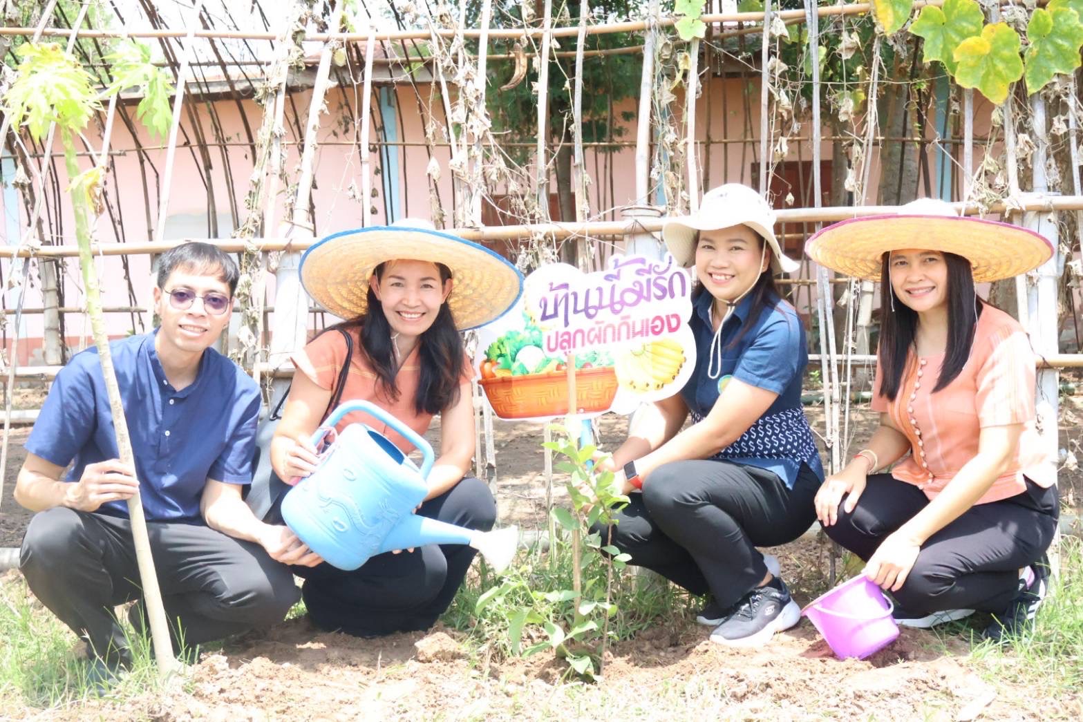 🔆พช.บุรีรัมย์🔆 ขับเคลื่อนกิจกรรมต่อยอดและขยายผลการน้อมนำแนวพระราชดำริฯ สู่ปฏิบัติการปลูกผักสวนครัวเพื่อสร้างความมั่นคงทางอาหาร ตามโครงการ “ เส้นทางมีผล ผู้คนรักกัน” สู่หมู่บ้านต้นแบบระดับจังหวัด