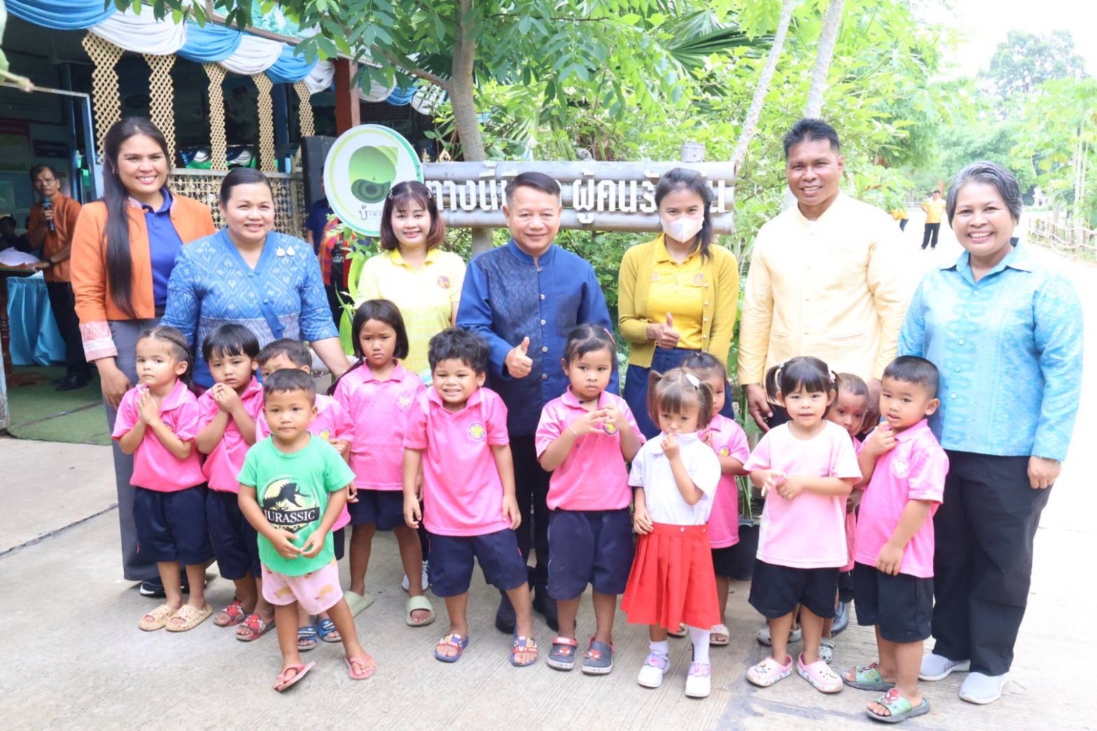 🔆พช.บุรีรัมย์🔆 ขับเคลื่อนกิจกรรมต่อยอดและขยายผลการน้อมนำแนวพระราชดำริฯ สู่ปฏิบัติการปลูกผักสวนครัวเพื่อสร้างความมั่นคงทางอาหาร ตามโครงการ “ เส้นทางมีผล ผู้คนรักกัน” สู่หมู่บ้านต้นแบบระดับจังหวัด