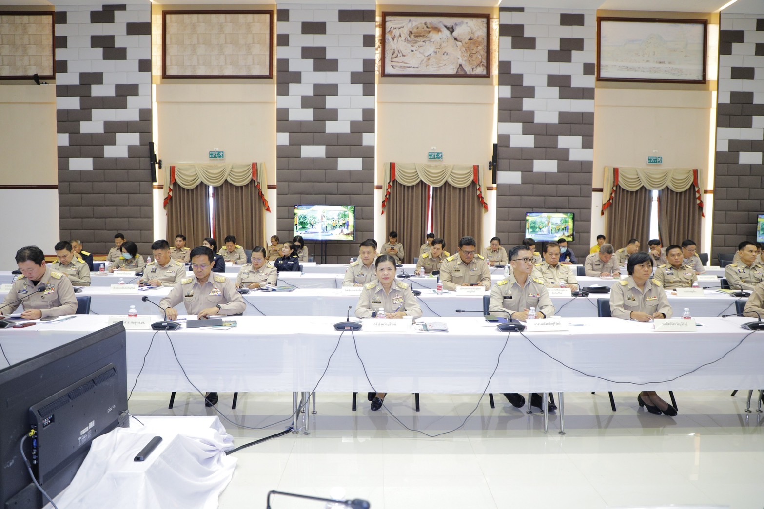🔆พจ.บุรีรัมย์🔆ร่วมประชุมคณะกรมการจังหวัดบุรีรัมย์ หัวหน้าส่วนราชการ หัวหน้าหน่วยงานรัฐวิสาหกิจ นายอำเภอ และภาคเอกชน ประจำเดือนพฤษภาคม 2568 (ครั้งที่ 5/2568)