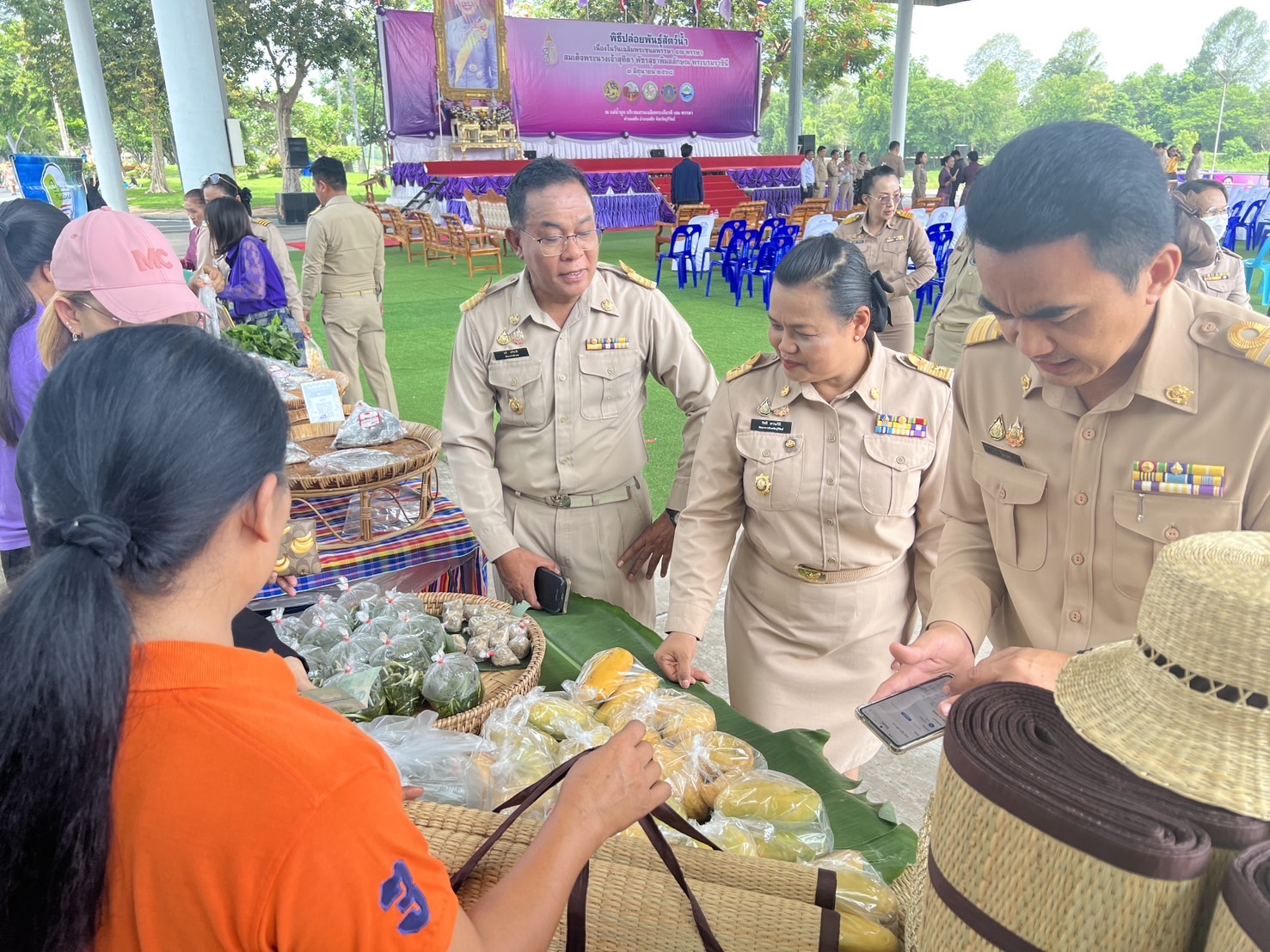 🔆พจ.บุรีรัมย์🔆ติดตามสนับสนุนผู้ผลิต ผู้ประกอบการ OTOP กลุ่มอาชีพ แลชุมชนท่องเที่ยว OTOP นวัตวิถี