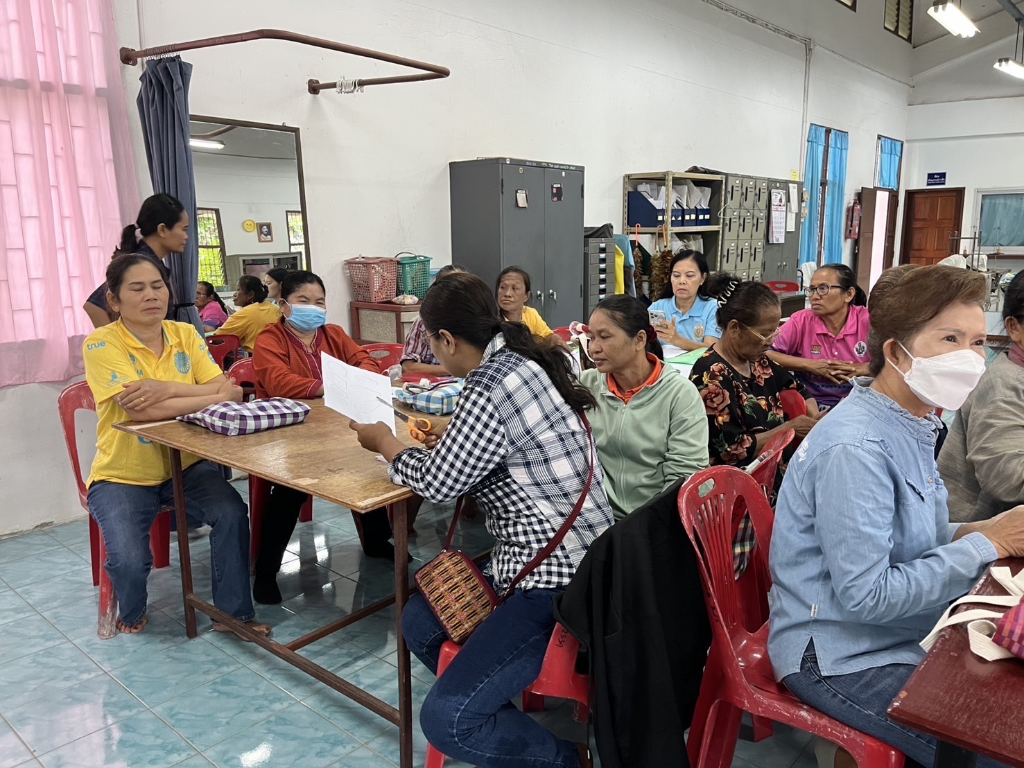 🔆พช.บุรีรัมย์🔆 GROWTH TEAM BURIRAM สร้างสรรค์ สร้างสุข : ติดตามการดำเนินงานโครงการพัฒนานวัตกรรมการผลิตและจำหน่ายผลิตภัณฑ์ไหมของกลุ่มจังหวัดนครชัยบุรินทร์แบบครบวงจร กิจกรรมย่อยที่ 3 การพัฒนาทักษะการออกแบบและการแปรรูปผลิตภัณฑ์จากไหม