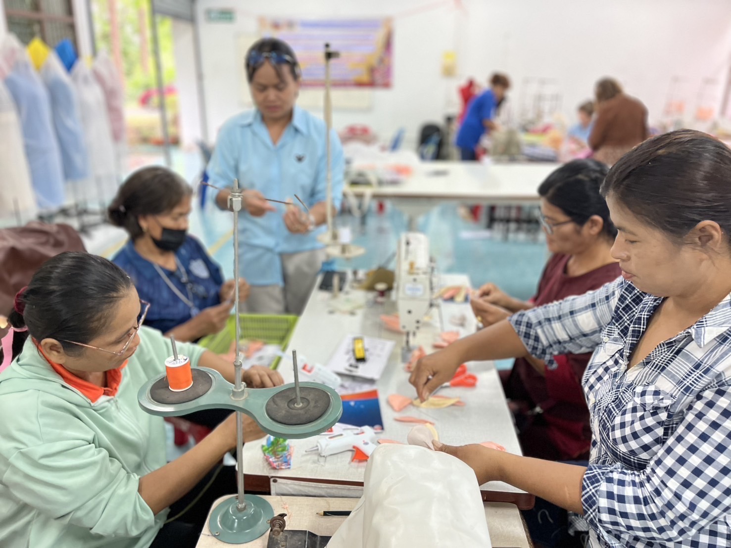 🔆พช.บุรีรัมย์🔆 GROWTH TEAM BURIRAM สร้างสรรค์ สร้างสุข : ติดตามการดำเนินงานโครงการพัฒนานวัตกรรมการผลิตและจำหน่ายผลิตภัณฑ์ไหมของกลุ่มจังหวัดนครชัยบุรินทร์แบบครบวงจร กิจกรรมย่อยที่ 3 การพัฒนาทักษะการออกแบบและการแปรรูปผลิตภัณฑ์จากไหม
