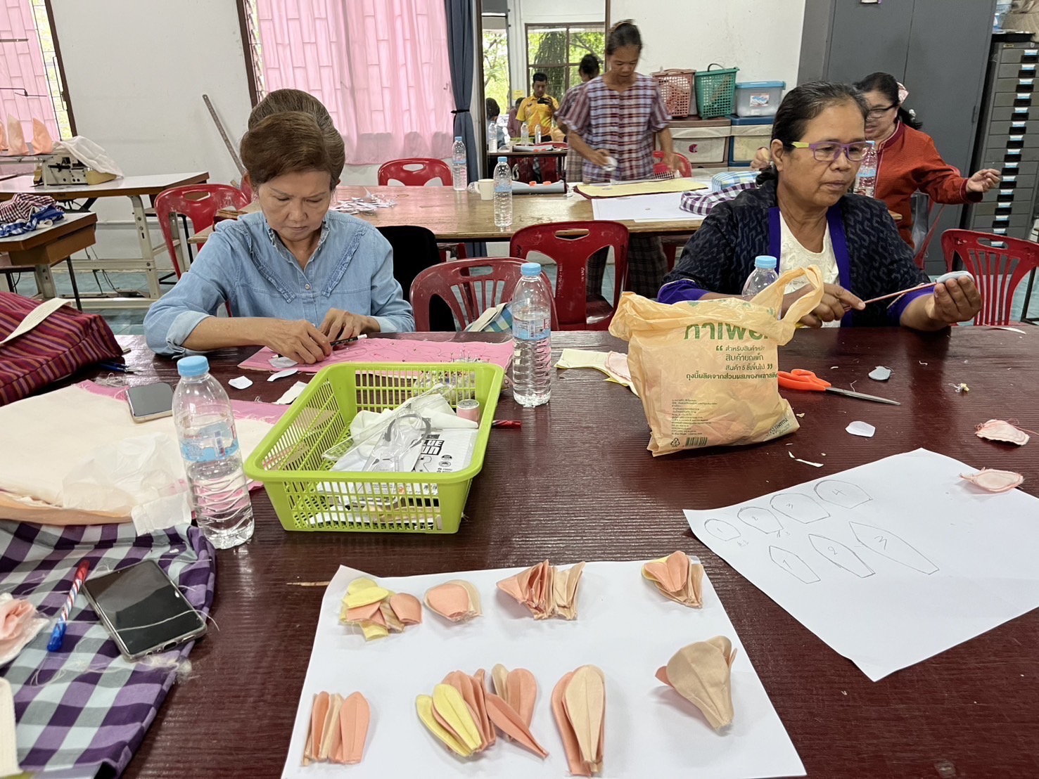 🔆พช.บุรีรัมย์🔆 GROWTH TEAM BURIRAM สร้างสรรค์ สร้างสุข : ติดตามการดำเนินงานโครงการพัฒนานวัตกรรมการผลิตและจำหน่ายผลิตภัณฑ์ไหมของกลุ่มจังหวัดนครชัยบุรินทร์แบบครบวงจร กิจกรรมย่อยที่ 3 การพัฒนาทักษะการออกแบบและการแปรรูปผลิตภัณฑ์จากไหม