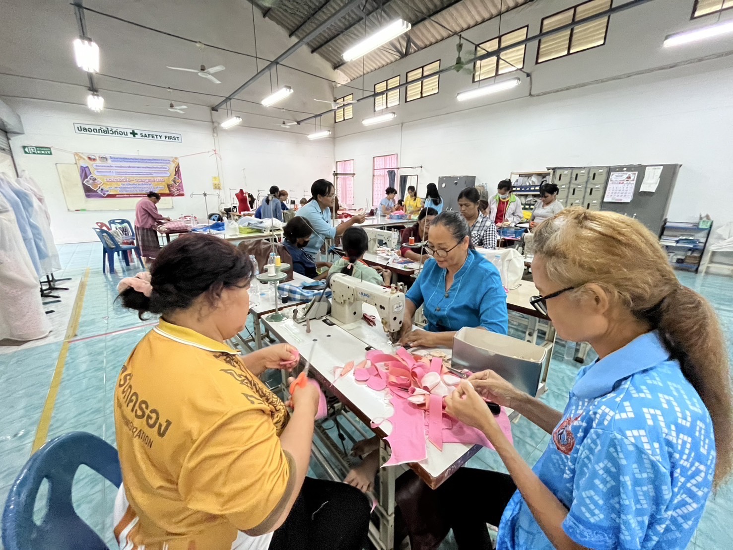 🔆พช.บุรีรัมย์🔆 GROWTH TEAM BURIRAM สร้างสรรค์ สร้างสุข : ติดตามการดำเนินงานโครงการพัฒนานวัตกรรมการผลิตและจำหน่ายผลิตภัณฑ์ไหมของกลุ่มจังหวัดนครชัยบุรินทร์แบบครบวงจร กิจกรรมย่อยที่ 3 การพัฒนาทักษะการออกแบบและการแปรรูปผลิตภัณฑ์จากไหม