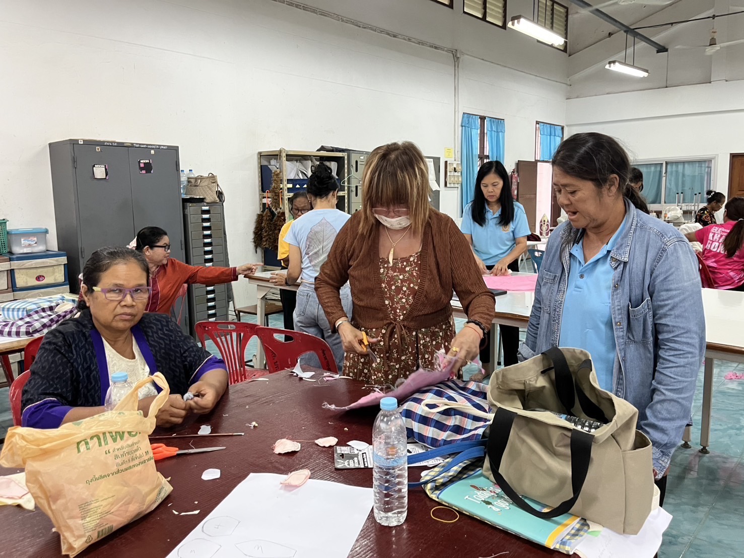 🔆พช.บุรีรัมย์🔆 GROWTH TEAM BURIRAM สร้างสรรค์ สร้างสุข : ติดตามการดำเนินงานโครงการพัฒนานวัตกรรมการผลิตและจำหน่ายผลิตภัณฑ์ไหมของกลุ่มจังหวัดนครชัยบุรินทร์แบบครบวงจร กิจกรรมย่อยที่ 3 การพัฒนาทักษะการออกแบบและการแปรรูปผลิตภัณฑ์จากไหม