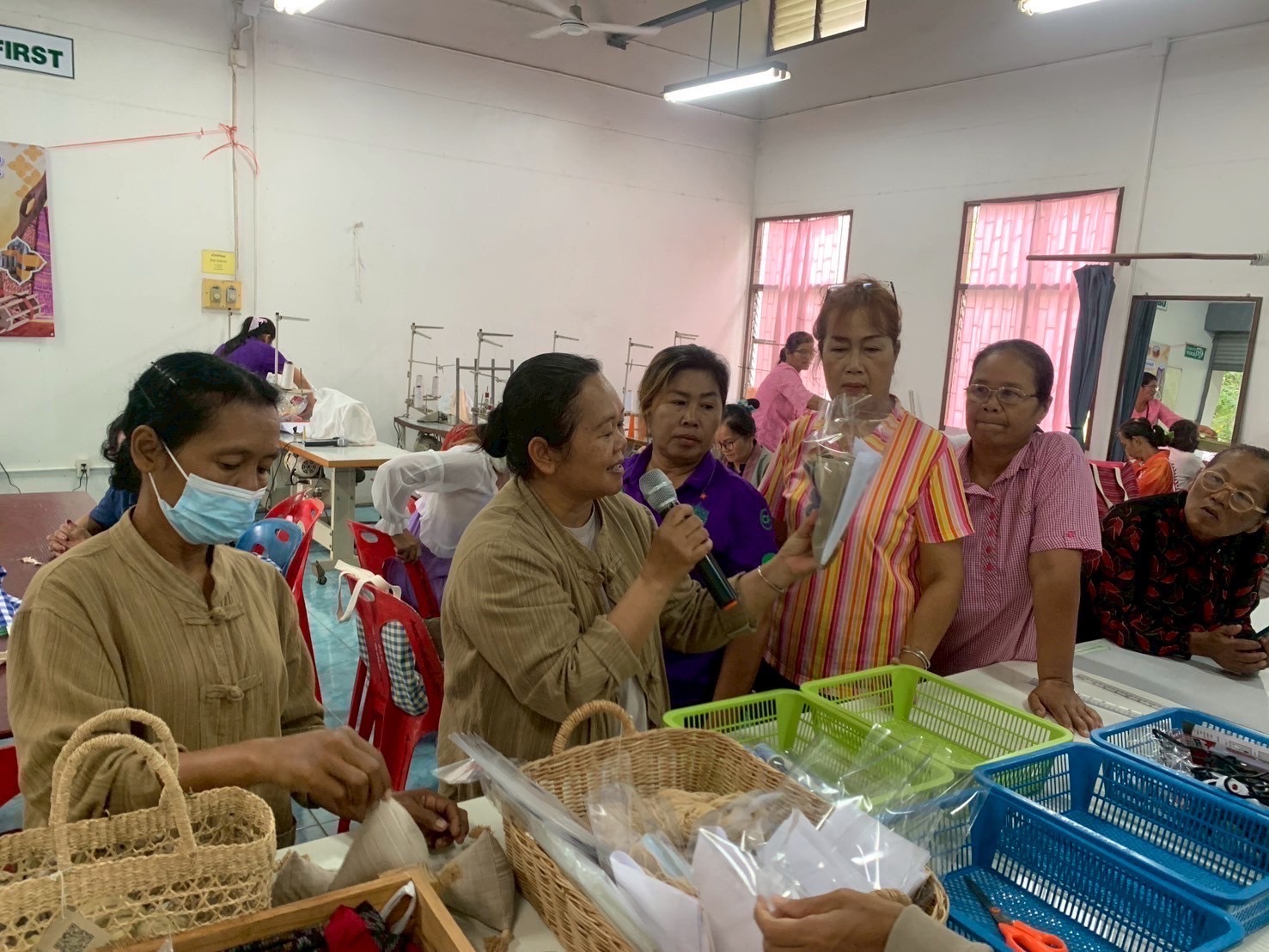 🔆พช.บุรีรัมย์🔆 GROWTH TEAM BURIRAM สร้างสรรค์ สร้างสุข : “จบ ครบหลักสูตร” โครงการพัฒนานวัตกรรมการผลิตและจำหน่ายผลิตภัณฑ์ไหมของกลุ่มจังหวัดนครชัยบุรินทร์แบบครบวงจร กิจกรรมย่อยที่ 3 การพัฒนาทักษะการออกแบบและการแปรรูปผลิตภัณฑ์จากไหม