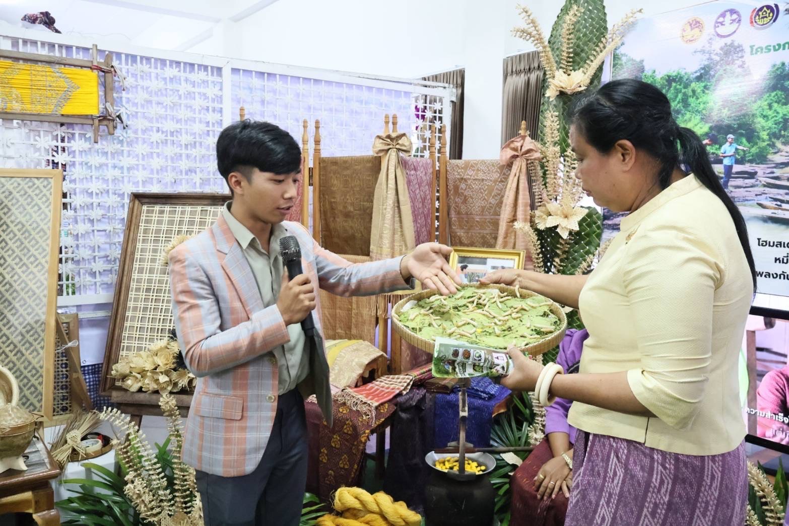 🔆พช.บุรีรัมย์🔆 GROWTH TEAM BURIRAM สร้างสรรค์ สร้างสุข : พช.บุรีรัมย์ ร่วมกิจกรรมการแสดงผลความสำเร็จผู้นำการเปลี่ยนแปลง ตำบลเข้มแข็งตามหลักปรัชญาของเศรษฐกิจพอเพียง ระดับศูนย์ศึกษา