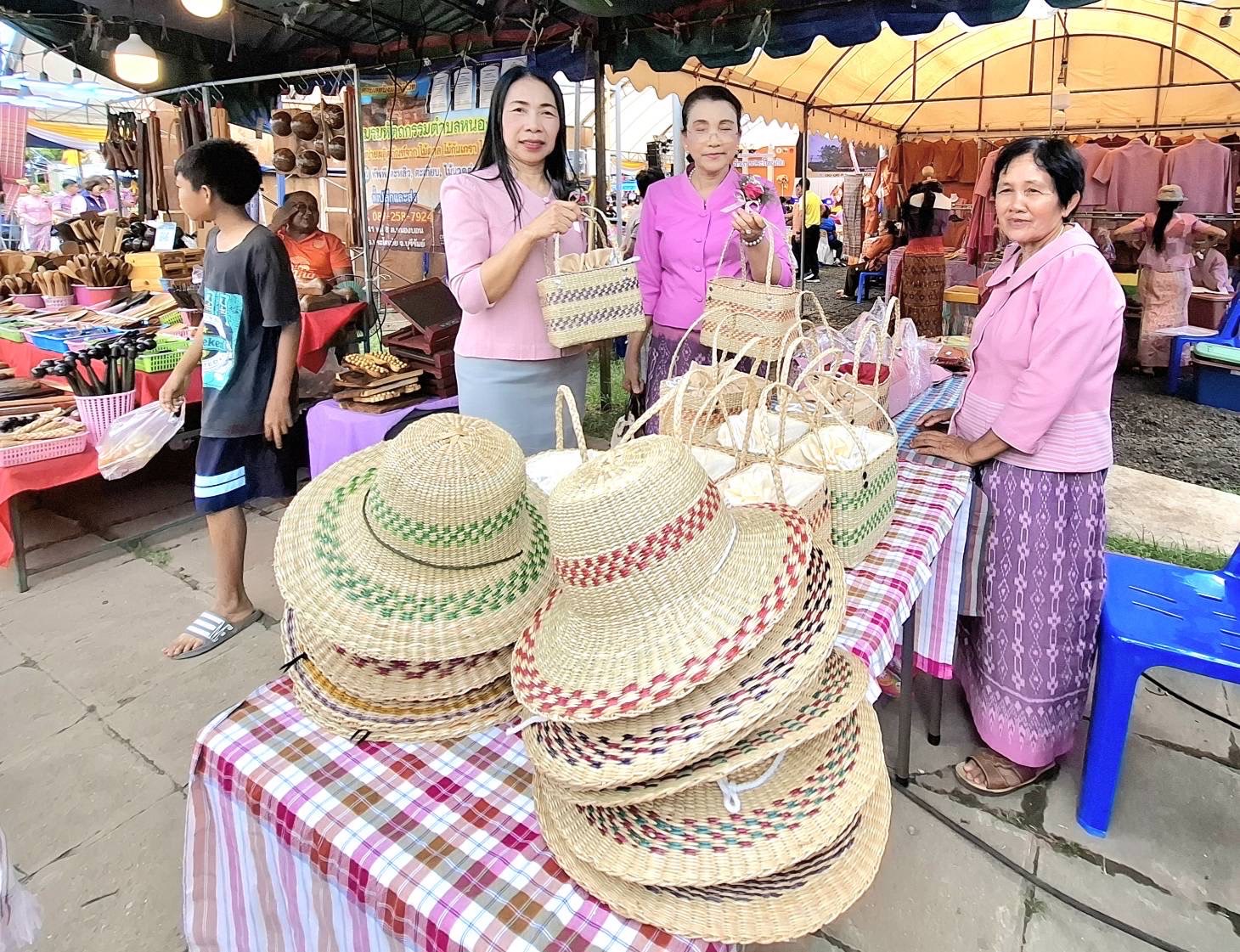 🔆พช.บุรีรัมย์🔆GROWTH TEAM BURIRAM สร้างสรรค์ สร้างสุข : ร่วมสืบสานประเพณีแห่เทียนเข้าพรรษา อำเภอประโคนชัย จังหวัดบุรีรัมย์