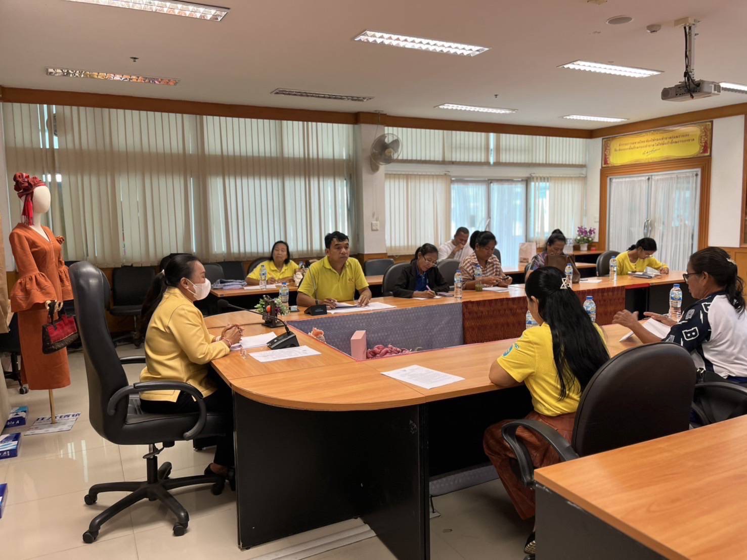 🔆พช.บุรีรัมย์🔆GROWTH TEAM BURIRAM สร้างสรรค์ สร้างสุข : ประชุมเพื่อคัดเลือกผู้ผลิต ผู้ประกอบการ OTOP เข้าร่วมกิจกรรมการประชาสัมพันธ์สร้างการรับรู้การพัฒนาผลิตภัณฑ์ OTOP กลุ่มปรับตัวสู่การพัฒนา (Quadrant D) ให้มีคุณภาพมาตรฐาน
