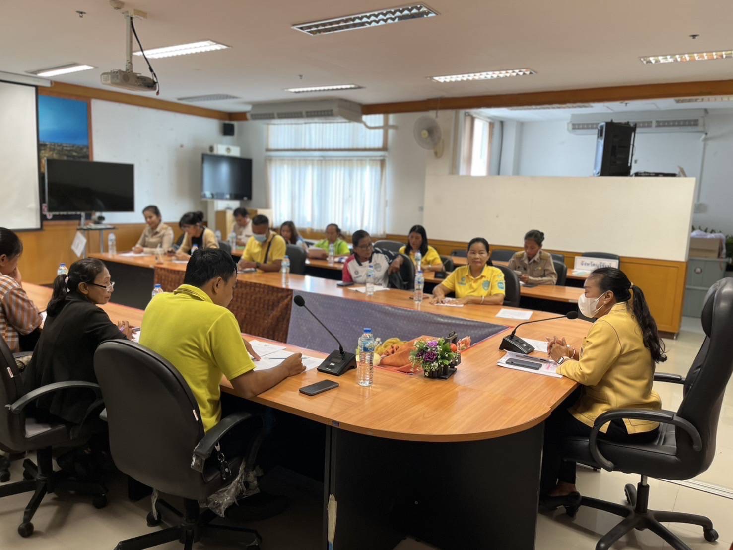 🔆พช.บุรีรัมย์🔆GROWTH TEAM BURIRAM สร้างสรรค์ สร้างสุข : ประชุมเพื่อคัดเลือกผู้ผลิต ผู้ประกอบการ OTOP เข้าร่วมกิจกรรมการประชาสัมพันธ์สร้างการรับรู้การพัฒนาผลิตภัณฑ์ OTOP กลุ่มปรับตัวสู่การพัฒนา (Quadrant D) ให้มีคุณภาพมาตรฐาน