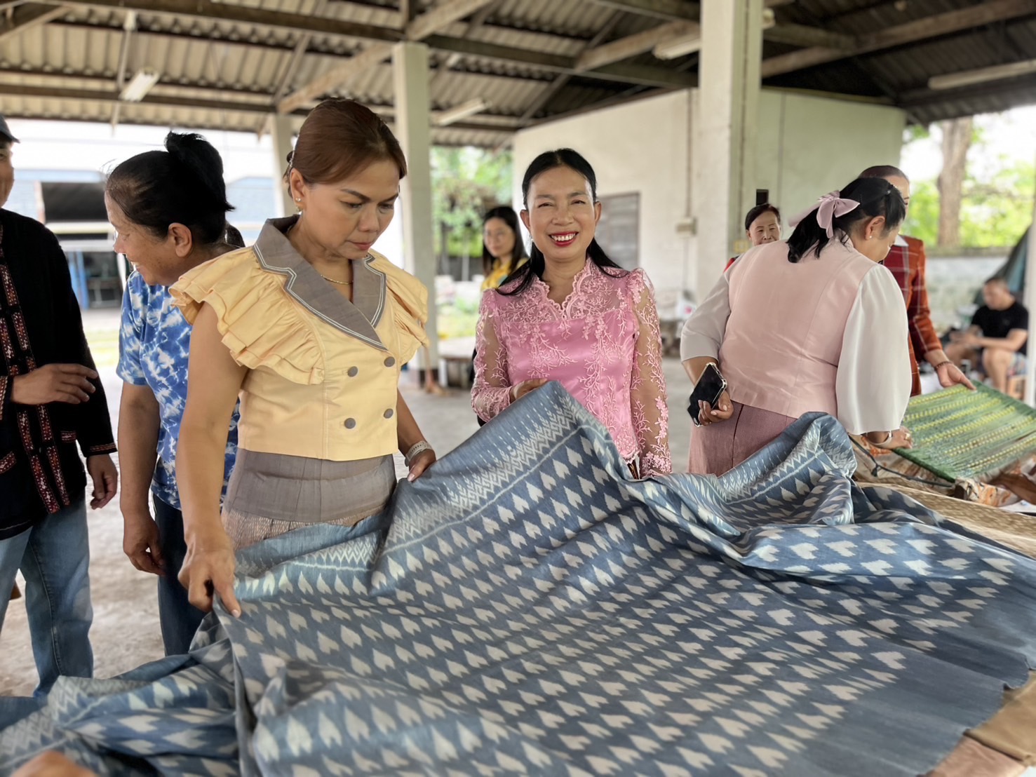 🔆พช.บุรีรัมย์🔆GROWTH TEAM BURIRAM สร้างสรรค์ สร้างสุข : ขับเคลื่อนโครงการตามแนวพระดำริ “ผ้าไทยใส่ให้สนุก”