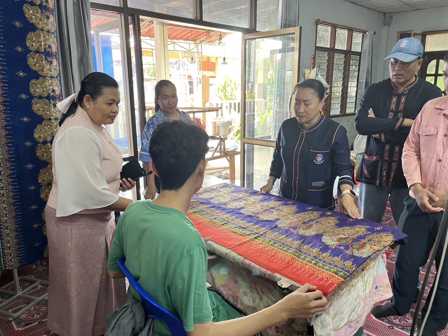 🔆พช.บุรีรัมย์🔆GROWTH TEAM BURIRAM สร้างสรรค์ สร้างสุข : ติดตามการดำเนินงานโครงการยกระดับการพัฒนาผลิตภัณฑ์ภูมิปัญญาผ้าไทยและงานหัตถกรรม กิจกรรมการประกวดผ้าลายพระราชทาน “ผ้าลายสิริราชพัสตราภรณ์” และงานหัตถกรรม