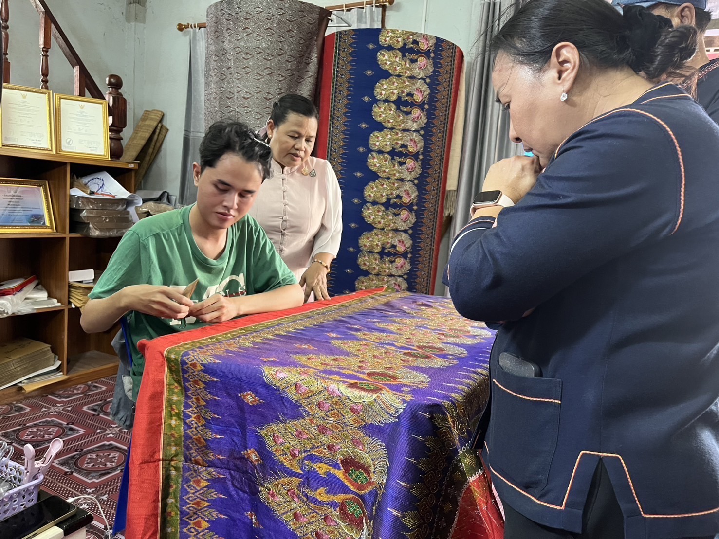 🔆พช.บุรีรัมย์🔆GROWTH TEAM BURIRAM สร้างสรรค์ สร้างสุข : ติดตามการดำเนินงานโครงการยกระดับการพัฒนาผลิตภัณฑ์ภูมิปัญญาผ้าไทยและงานหัตถกรรม กิจกรรมการประกวดผ้าลายพระราชทาน “ผ้าลายสิริราชพัสตราภรณ์” และงานหัตถกรรม