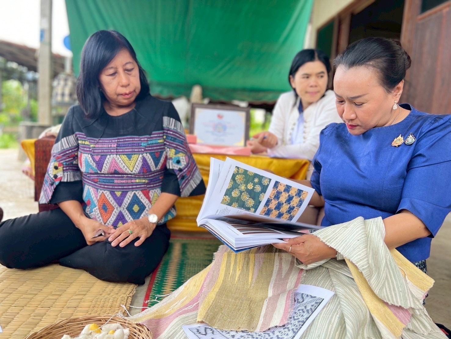 🔆พช.บุรีรัมย์🔆 GROWTH TEAM BURIRAM สร้างสรรค์ สร้างสุข : ติดตามการดำเนินงานโครงการยกระดับการพัฒนาผลิตภัณฑ์ภูมิปัญญาผ้าไทยและงานหัตถกรรม กิจกรรมการประกวดผ้าลายพระราชทาน “ผ้าลายสิริราชพัสตราภรณ์” และงานหัตถกรรม