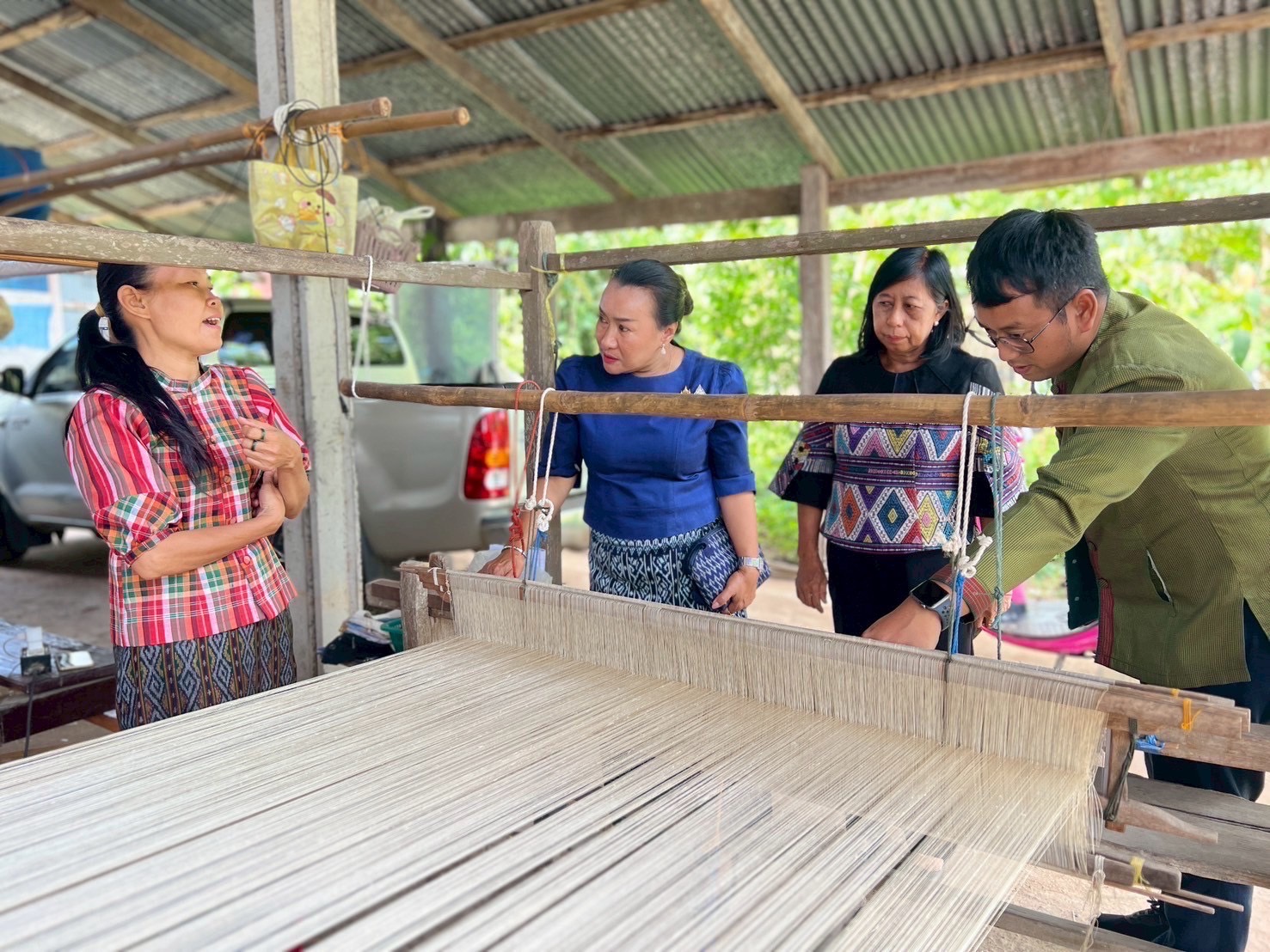 🔆พช.บุรีรัมย์🔆 GROWTH TEAM BURIRAM สร้างสรรค์ สร้างสุข : ติดตามการดำเนินงานโครงการยกระดับการพัฒนาผลิตภัณฑ์ภูมิปัญญาผ้าไทยและงานหัตถกรรม กิจกรรมการประกวดผ้าลายพระราชทาน “ผ้าลายสิริราชพัสตราภรณ์” และงานหัตถกรรม
