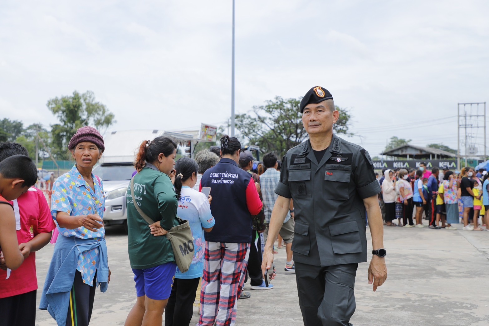 🔆พช.บุรีรัมย์🔆 GROWTH TEAM BURIRAM สร้างสรรค์ สร้างสุข : ผู้ตรวจราชการกรมการพัฒนาชุมชน “รุดเยี่ยม ให้กำลังใจ ผู้อพยพ” จากเหตุการณ์ การสู้รบตามแนวชายแดนอำเภอบ้านกรวดและอำเภอละหานทราย